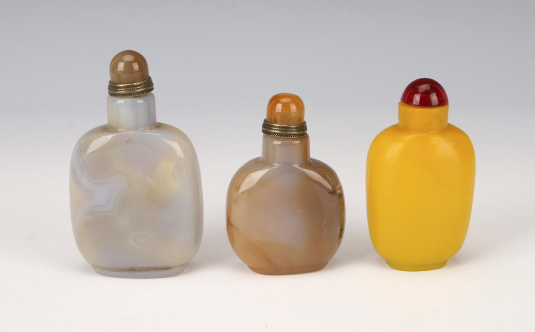 THREE AGATE PEKING GLASS SNUFF BOTTLES (1 of 4)