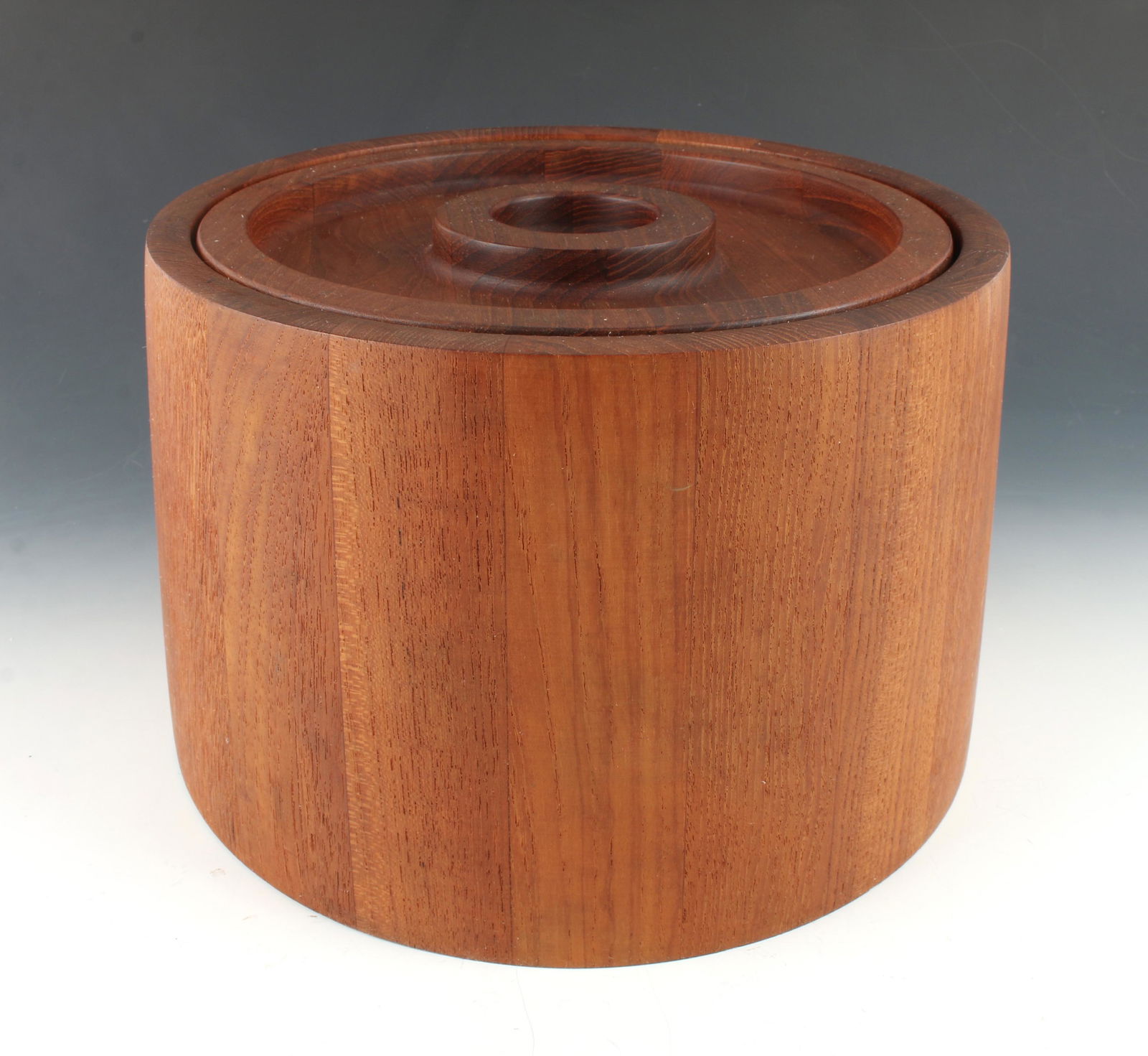 MID CENTURY VINTAGE DANSK TEAK ICE BUCKET 1960S: MID CENTURY VINTAGE DANSK TEAK ICE BUCKET 1960S: Jens Quistgaard Danish Modern Teak Ice Bucket by Dansk, Denmark. 1960s design. Cylindrical ice bucket with lid from the 1960s. Designed b