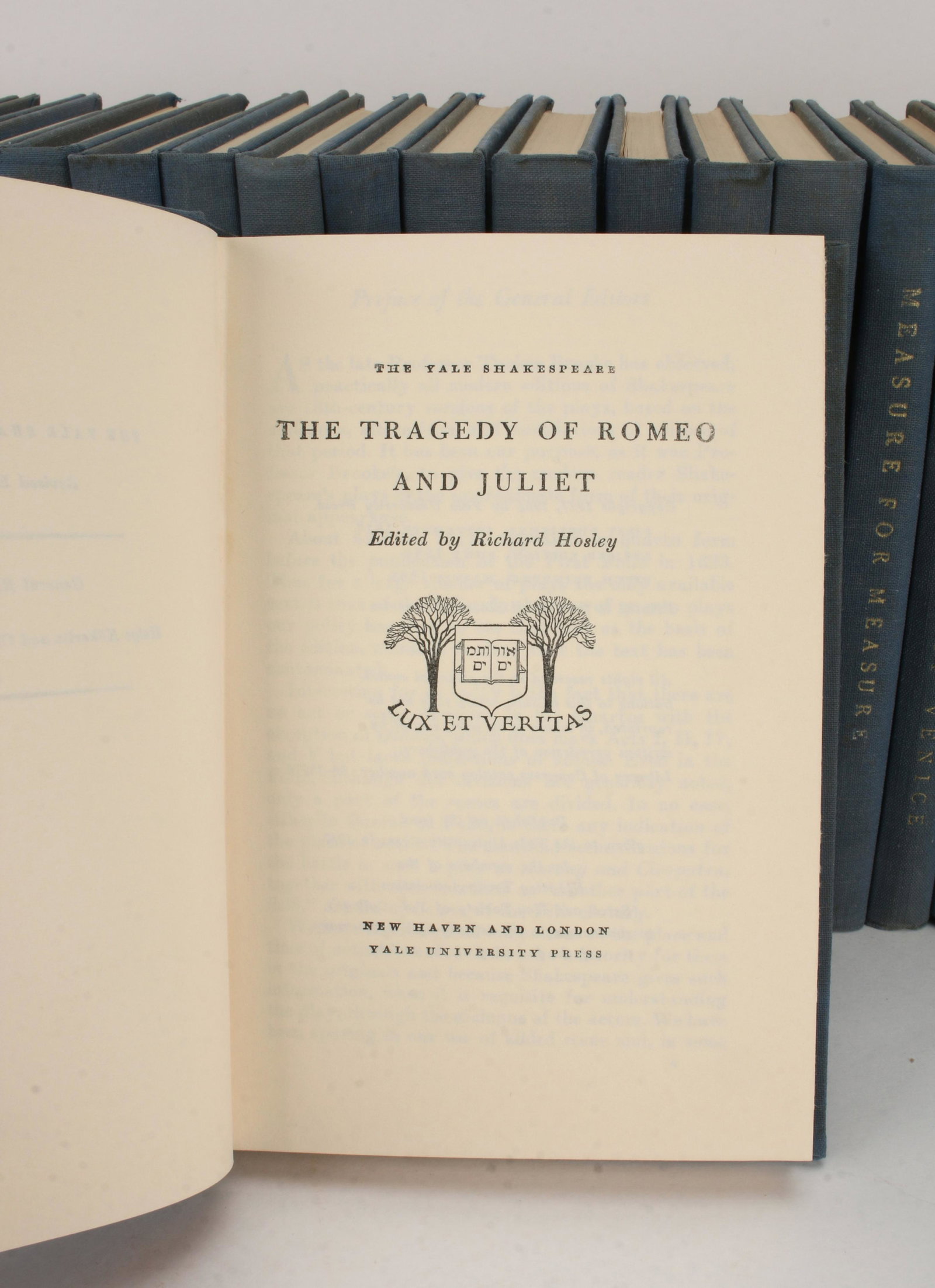 THE YALE SHAKESPEARE 40 BOOKS: THE YALE SHAKESPEARE 40 BOOKS: Complete set of 40 volumes. The Yale University Press, New Haven, England, 1965. Hardcover. Condition: Good. Title pages are facsimiles of early quarto edi