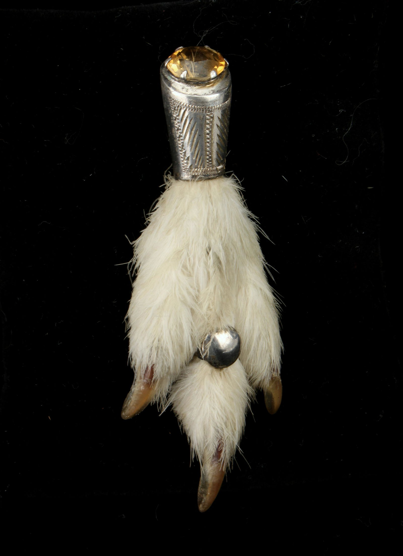 VINTAGE SCOTTISH PTARMIGAN GROUSE FOOT BROOCH PIN: VINTAGE SCOTTISH PTARMIGAN GROUSE FOOT BROOCH PIN: The foot of the Ptarmigan, a member of the grouse family, was prized for good luck especially when on a game huntin