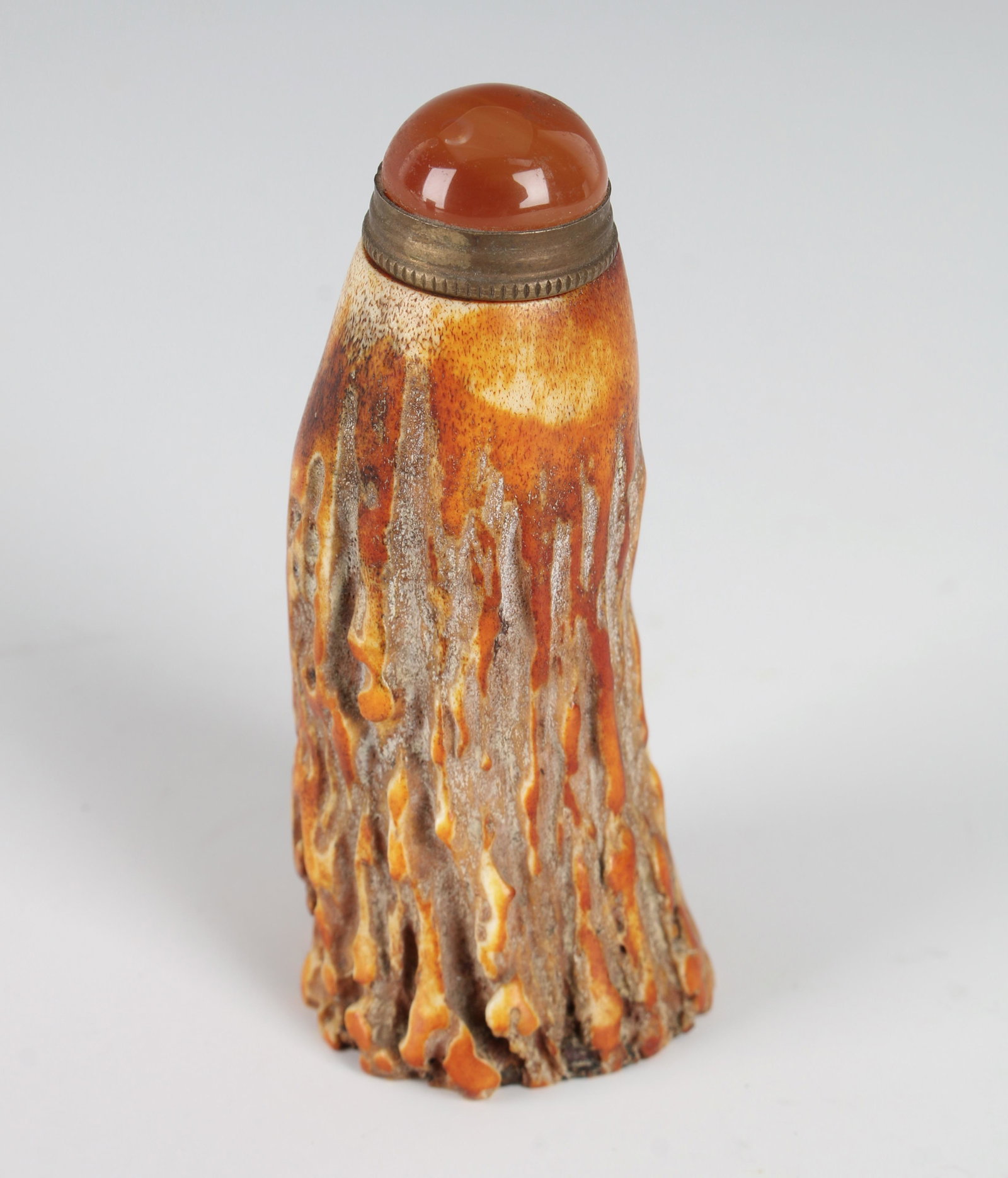 ANTLER SNUFF BOTTLE: ANTLER SNUFF BOTTLE: Carved antler snuff bottle with stopper. 3" $100 - $200 Shipping: We are able to pack and ship this item t