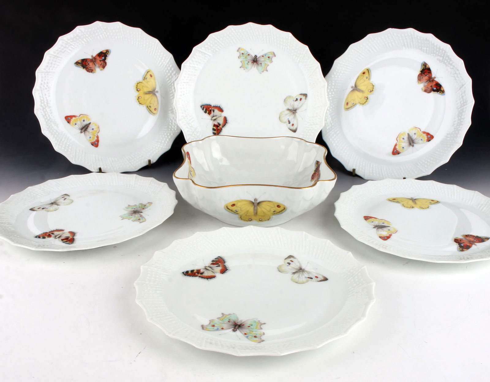 VINTAGE BERNARDAUD LIMOGES BUTTERFLY PLATES: VINTAGE BERNARDAUD LIMOGES BUTTERFLY PLATES: Six plates and a serving bowl, three of each color. Bernardaud Limoges Butterfly salad/dessert plates w