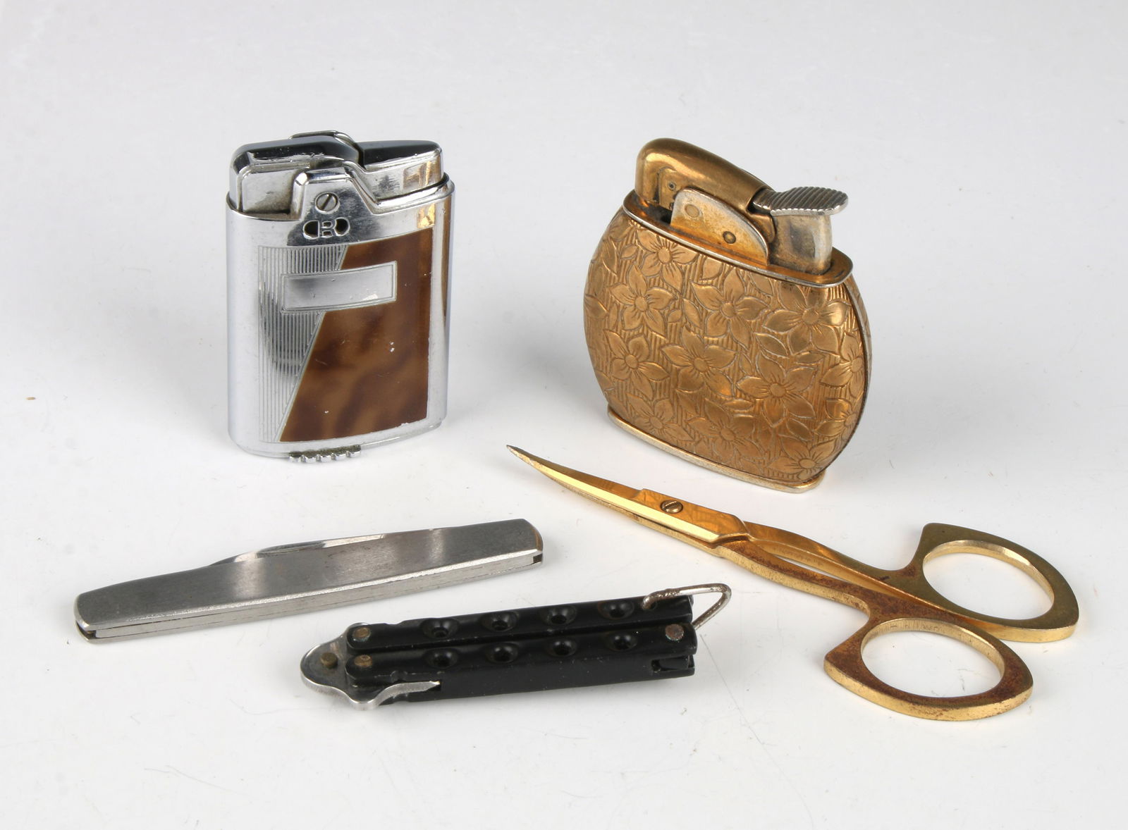 2 VINTAGE LIGHTERS 2 POCKET KNIVES 2 SCISSORS: Lighters: Gold is marked Evans, the other is marked Ronson (finish is partly worn off). $40 - $80 Please contact us for high resolution images of this lot. Shipping: We are able to pack and