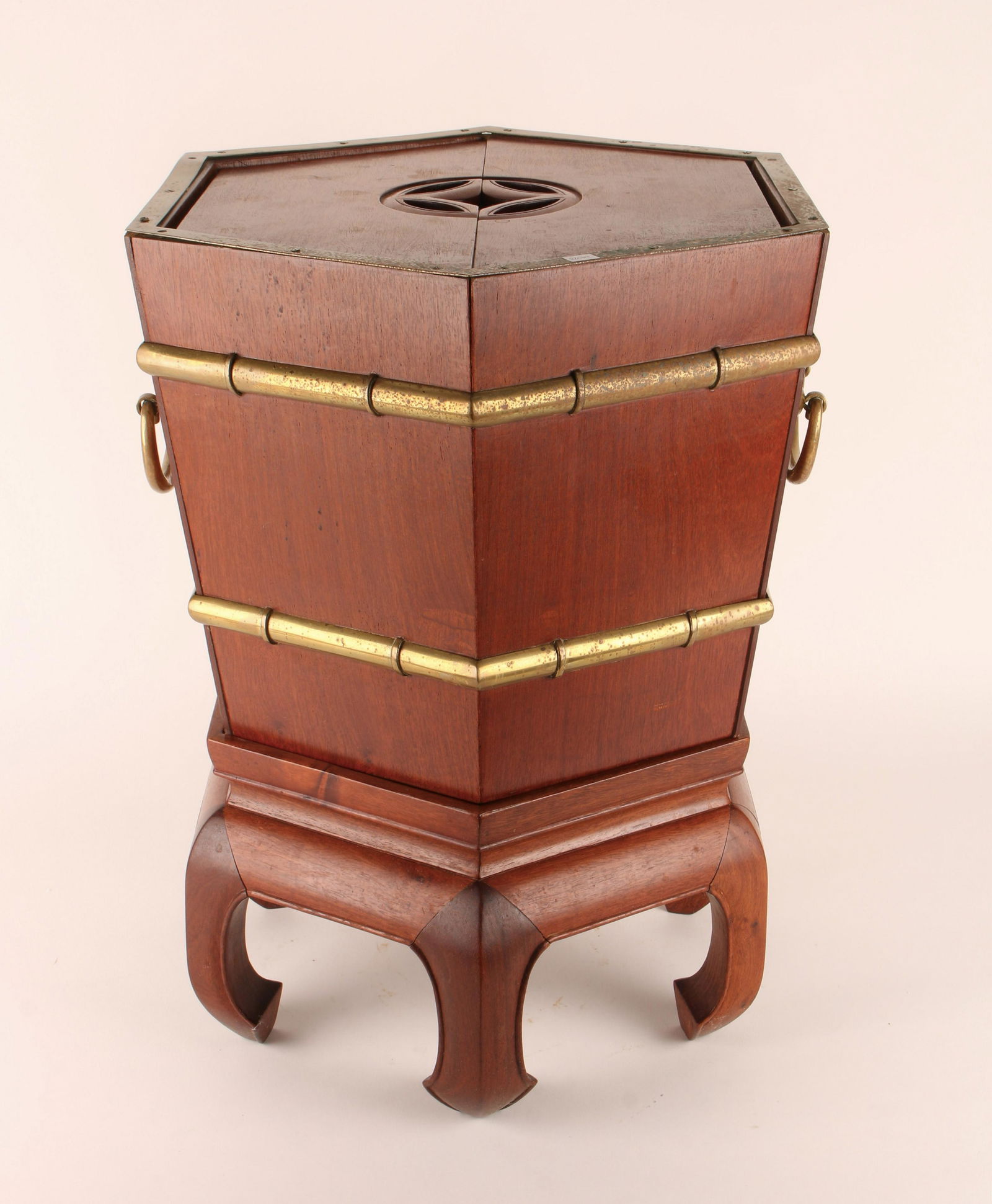 LARGE WOODEN BUCKET ON STAND (1 of 6)