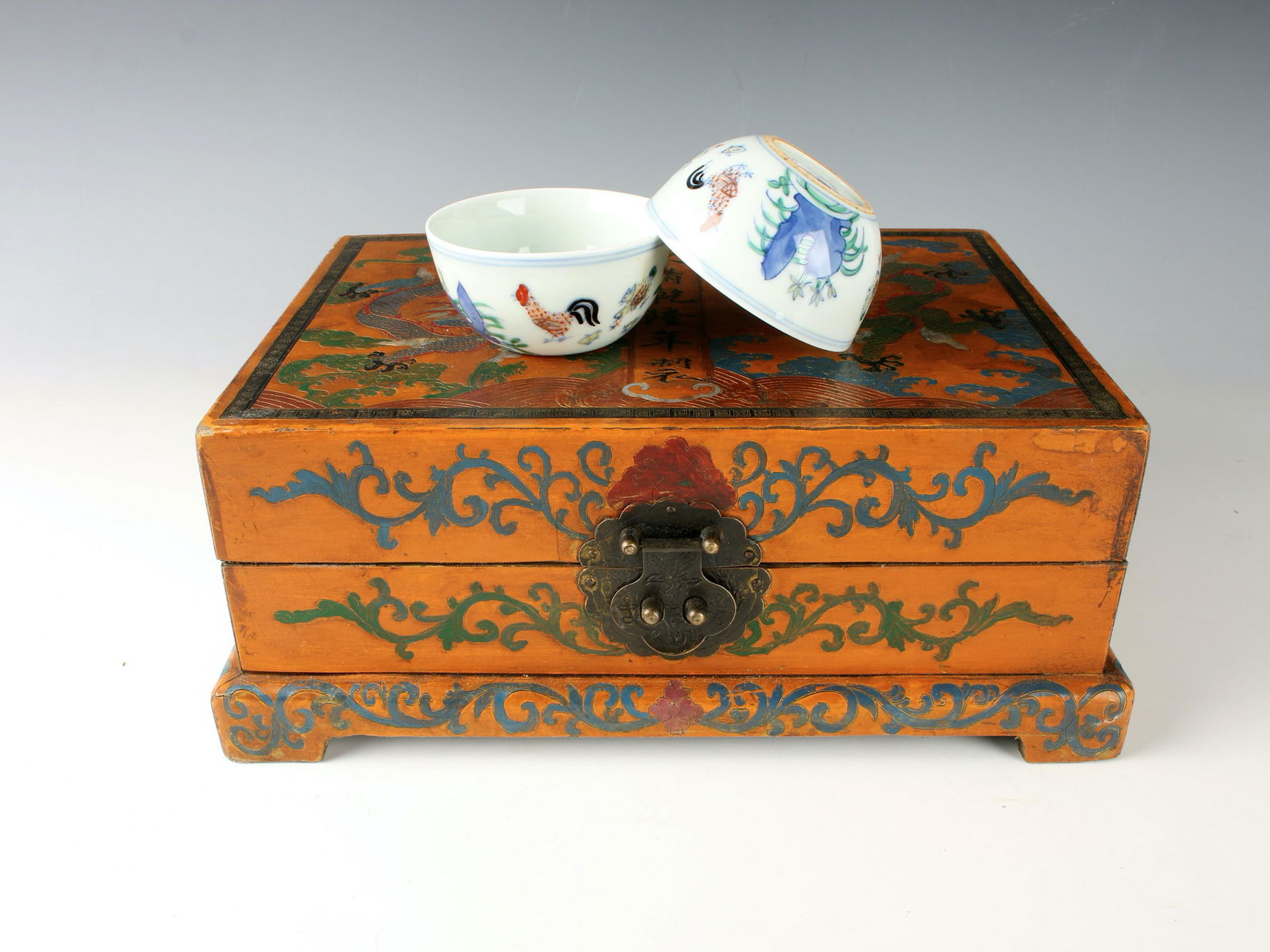 2 ROOSTER TEA CUPS IN LACQUER PRESENTATION BOX (1 of 8)