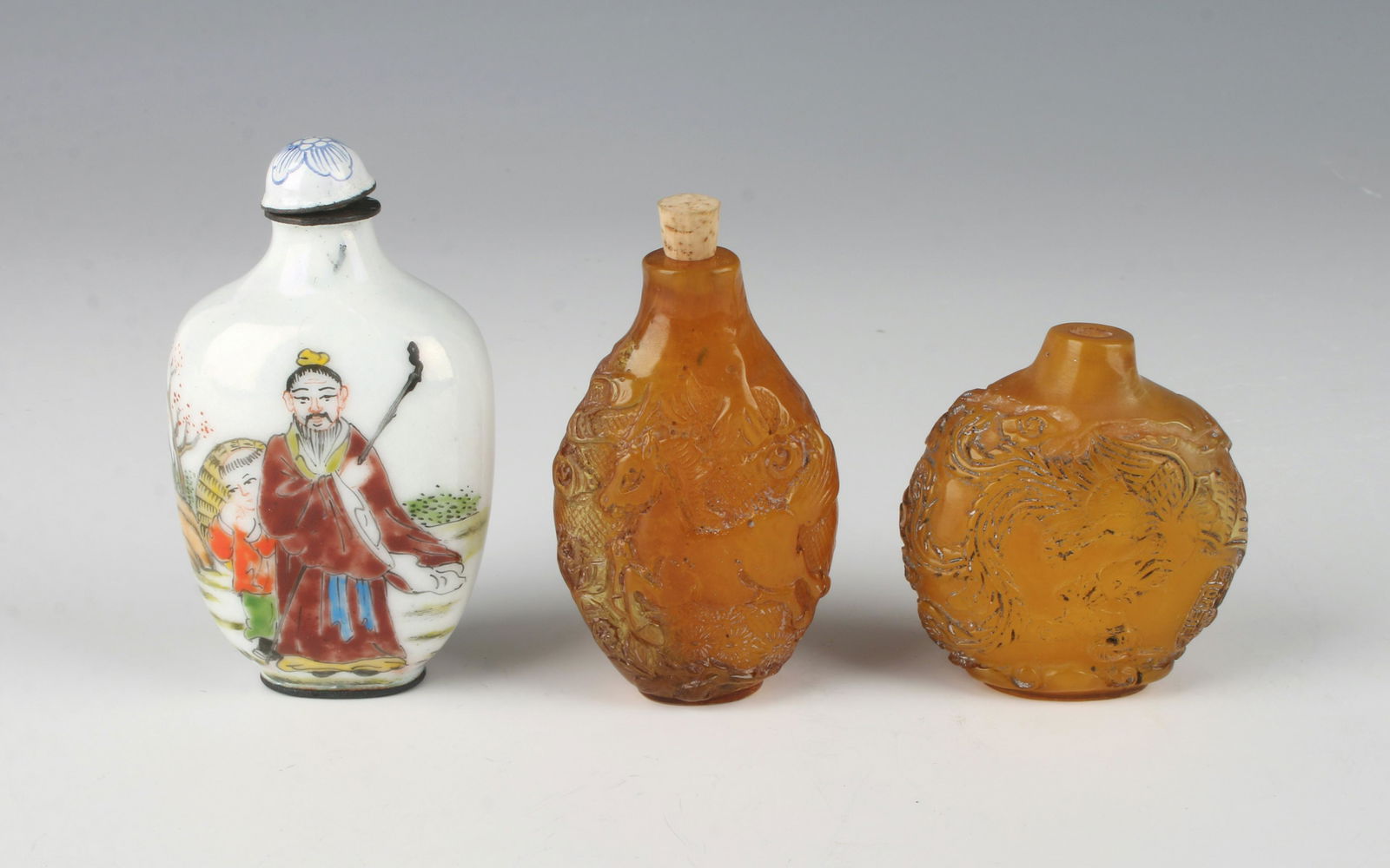 THREE SNUFF BOTTLES (1 of 4)