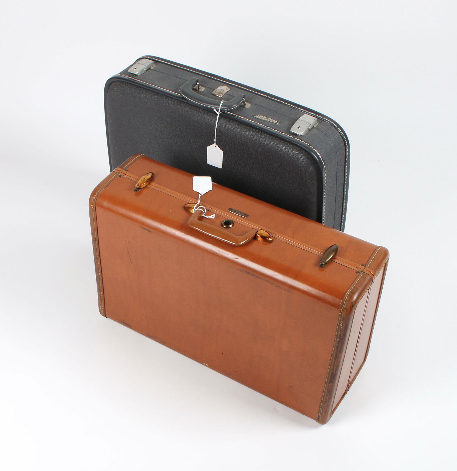2 VINTAGE SUITCASES SAMSONITE SKY-FLITE: Samsonite 4621 hard sided suitcase with copper clasps. Sky-Flite slate blue hard sided travel case includes key. 21" X 17" $40 - $80 Please contact us for high resolution images of th