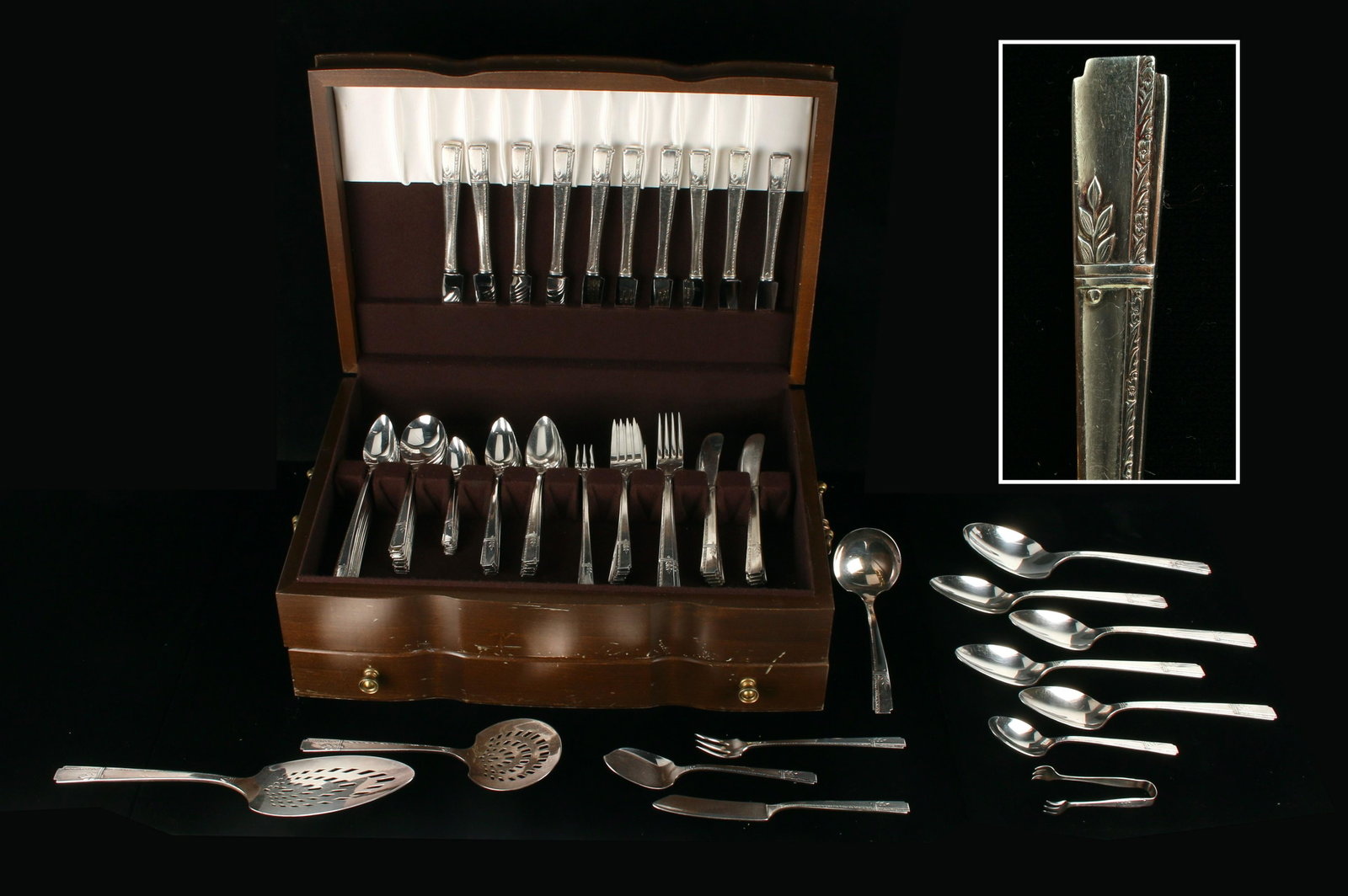 HEIRLOOM SILVERPLATE DECO PATTERN SERVICE FOR 10: Service for 10 plus numerous serving pieces including dinner knives, butter knives, dinner forks, salad forks, oyster forks, tea spoons, iced tea spoons, soup spoons, and demitasse spoons. Service pie