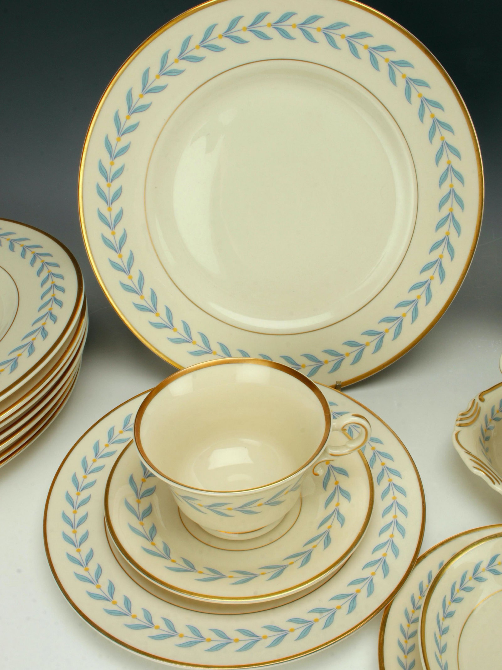 MID CENTURY SYRACUSE SHERWOOD SERVICE FOR 8: Beautiful complete service for eight. Dinner plates, salad plates, dessert plates, fruit cup and saucer, large serving platter, open vegetable bowl, gravy boat with attached saucer, and cup and saucer