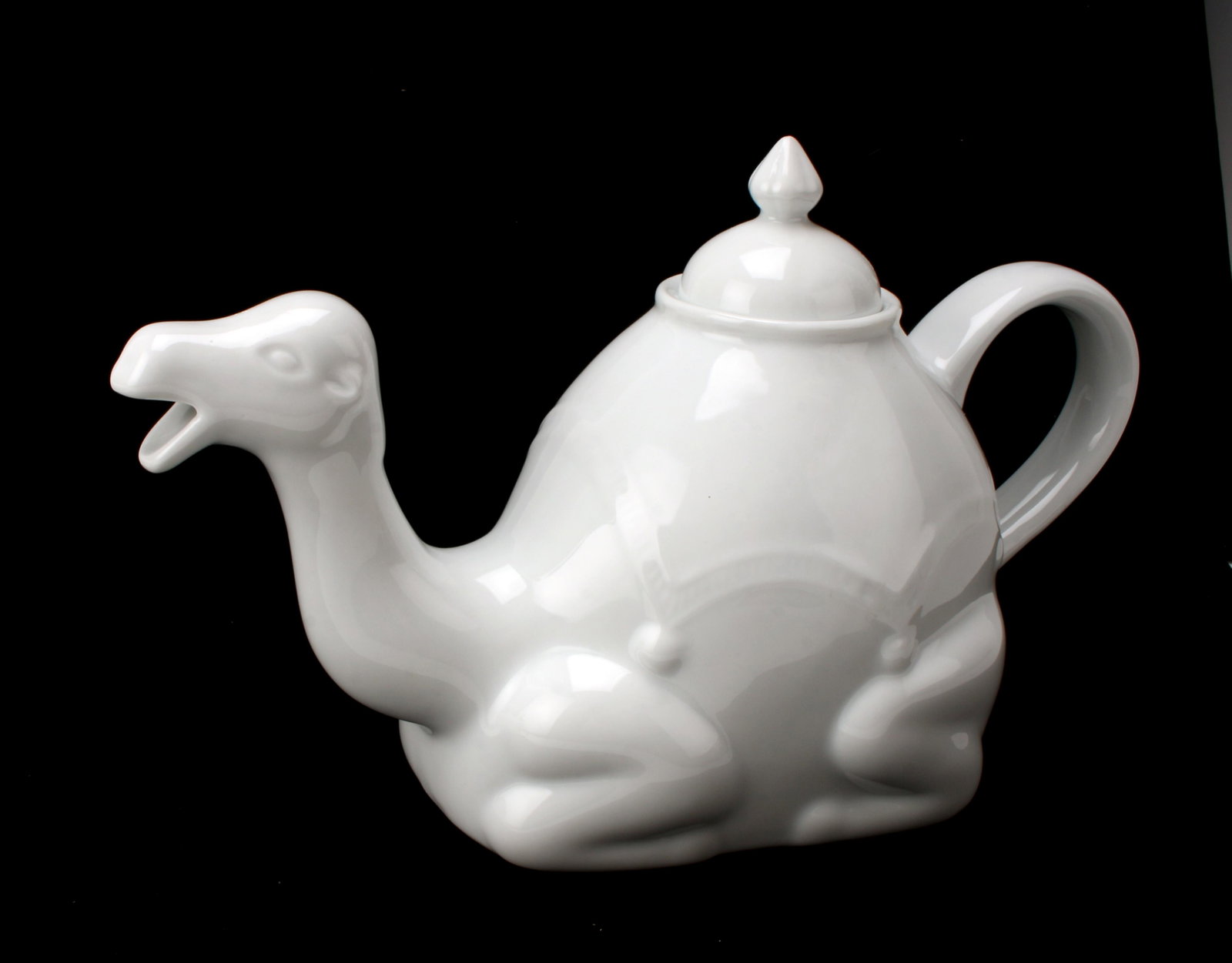 WHITE PORCELAIN CAMEL SHAPED TEA POT: Cordon Bleu white bisque camel shaped tea pot. 5" X 10" $40 - $80 Please contact us for high resolution images of this lot. Shipping: We are able to pack