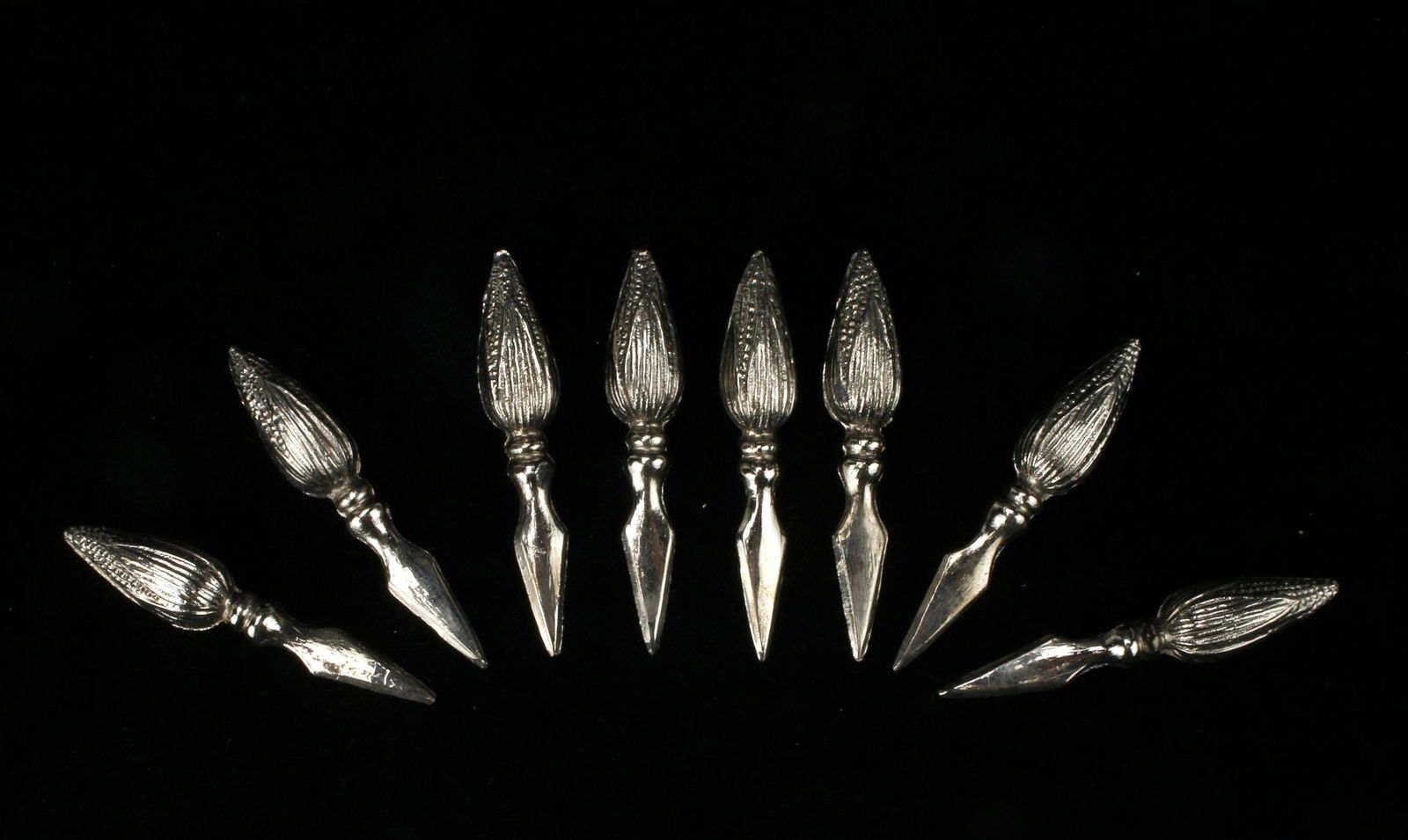 8 SILVER CORN COB HOLDERS IN BOX: Handles are shaped like corn cobs, spade shaped blade. In box. 6" $20 - $40 Please contact us for high resolution images of this lot. Shipping: We are able to