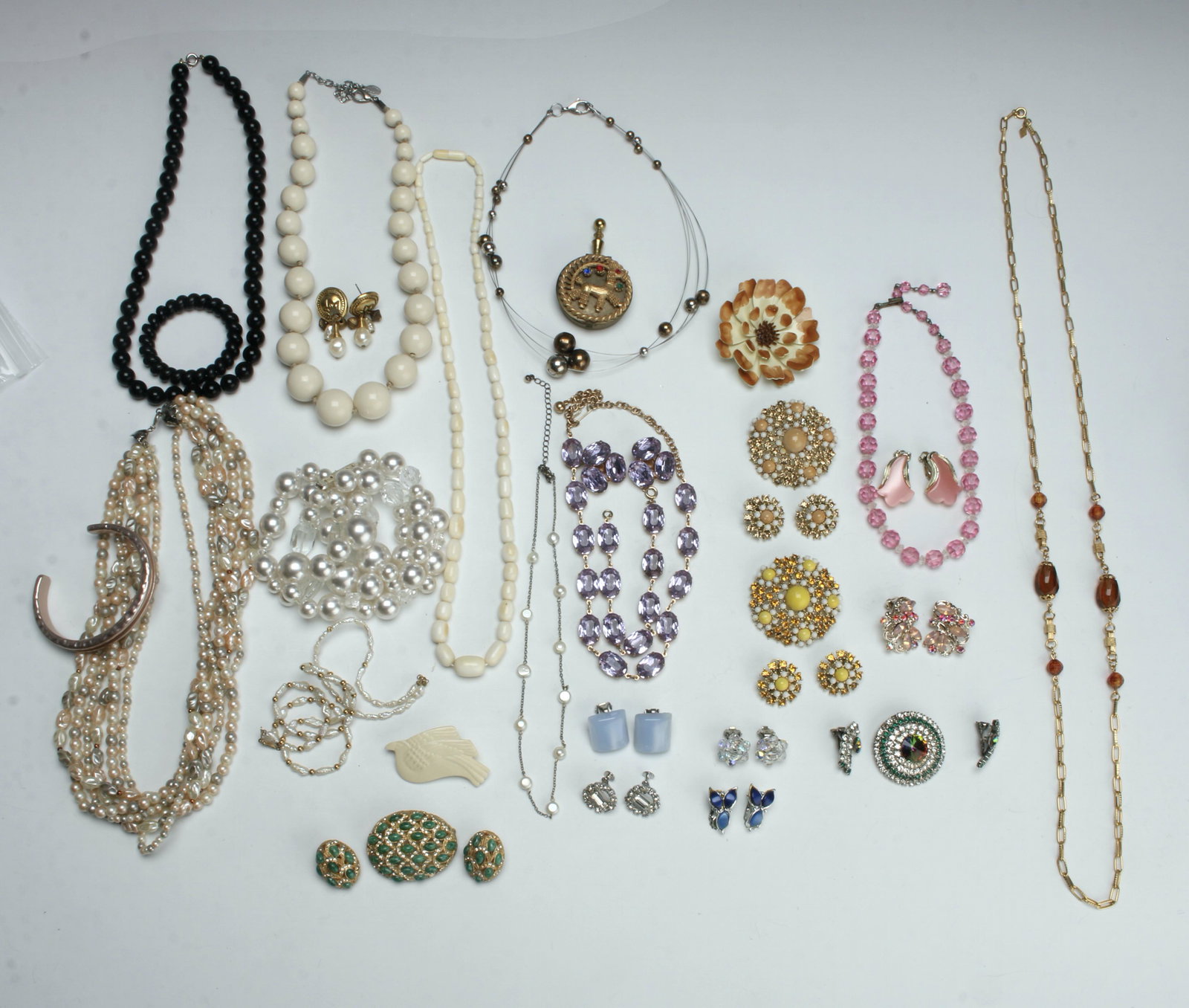 HUGE LOT VINTAGE COSTUME JEWELRY WEISS BELLINI: Fresh water pearls, rhinestone pins, crystal, Weiss pin and earring sets, Belini pin and earring set, lattice cabochon green stones. Sarah Coventry necklace. Poodle motif dustpan trinket box. $40 - $8