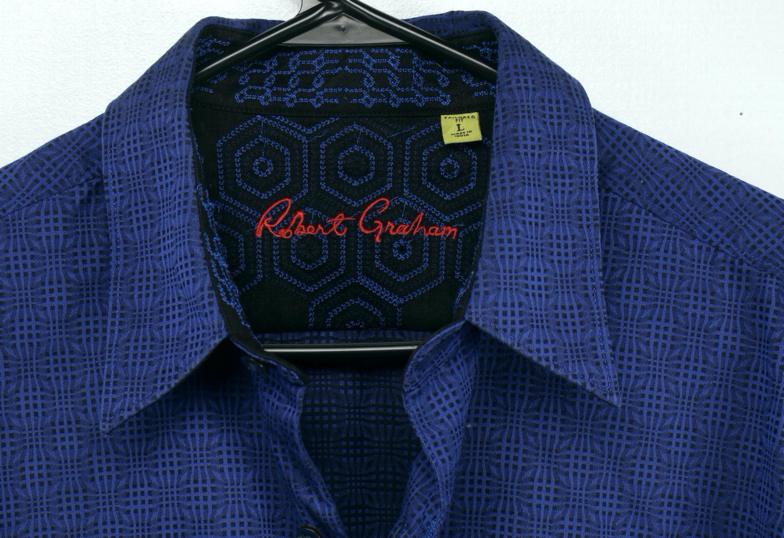 ROBERT GRAHAM PURPLE SHIRT PRE OWNED: Purple and black with accent cuffs and inside collar in blue and black Size large. $40 - $80 Please contact us for high resolution images of this lot. Shipping: We are able to pack and ship