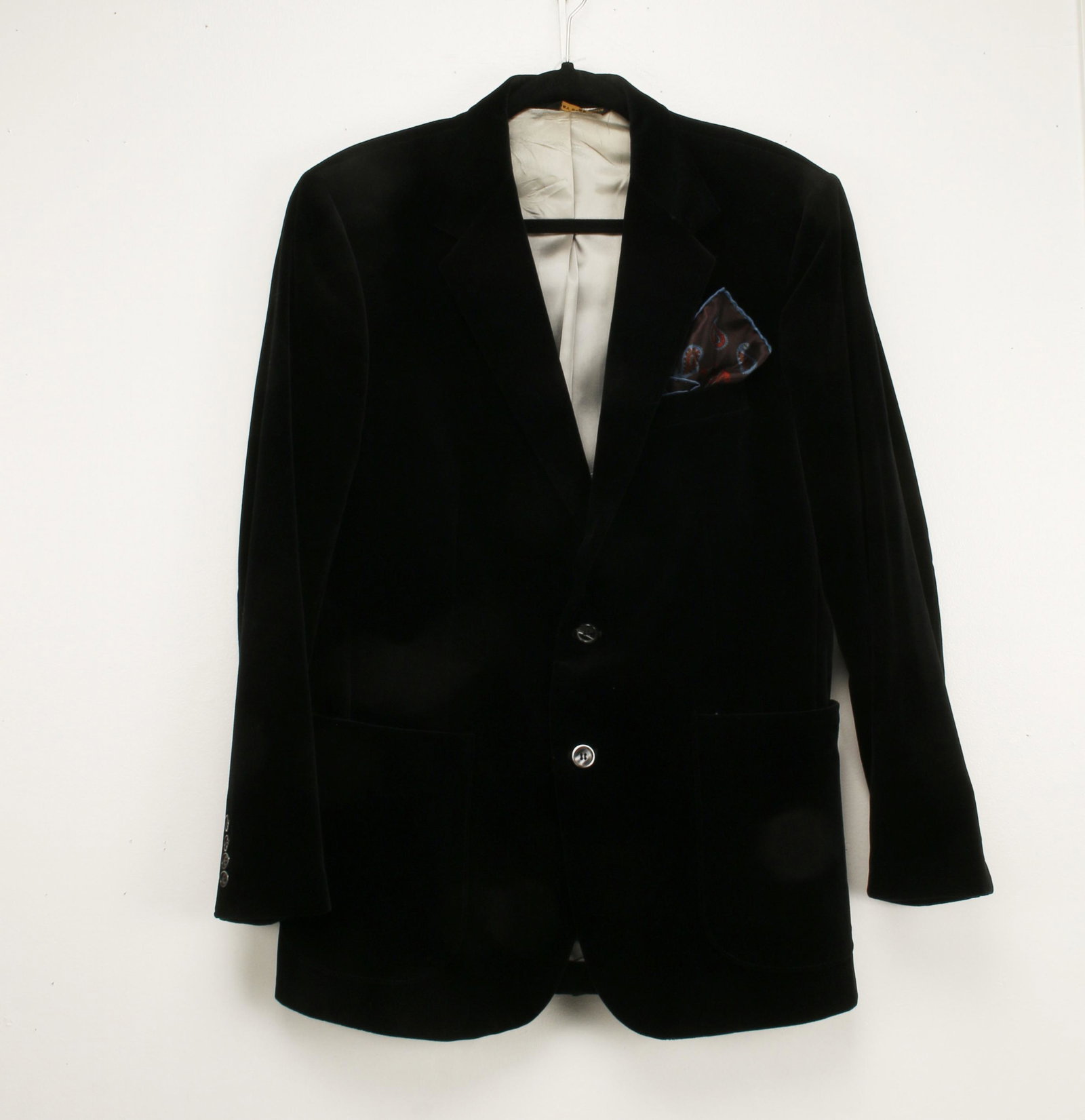 MENS BLACK VELVETEEN DINNER JACKET: Labeled The Gallery by Haggar. With pocket square. SIze: approx 42 - Sleeves: 24 1/2" $20 - $40 Please contact us for high resolution images of this lot. Shipping: