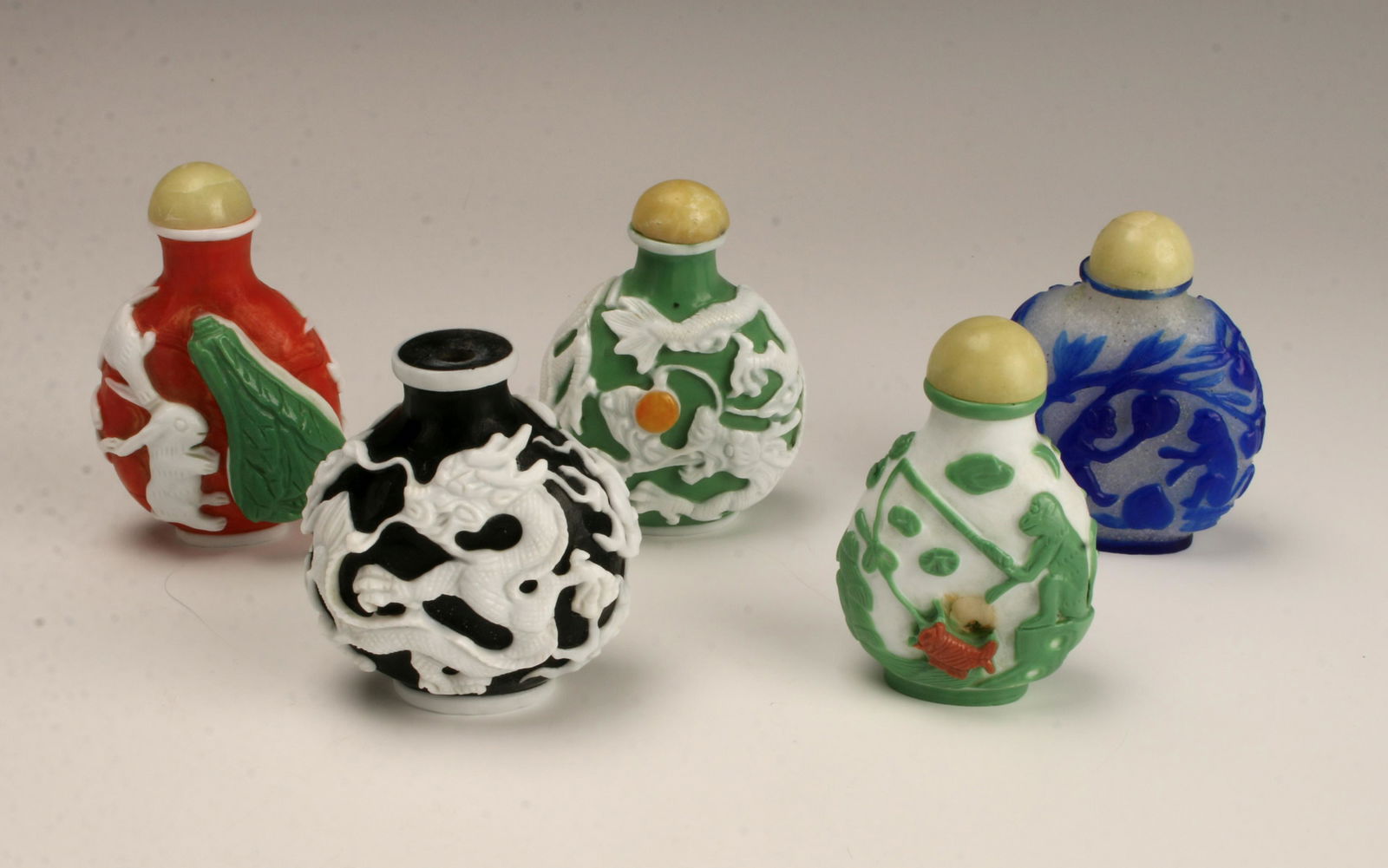 5 PEKING GLASS SNUFF BOTTLES (1 of 4)