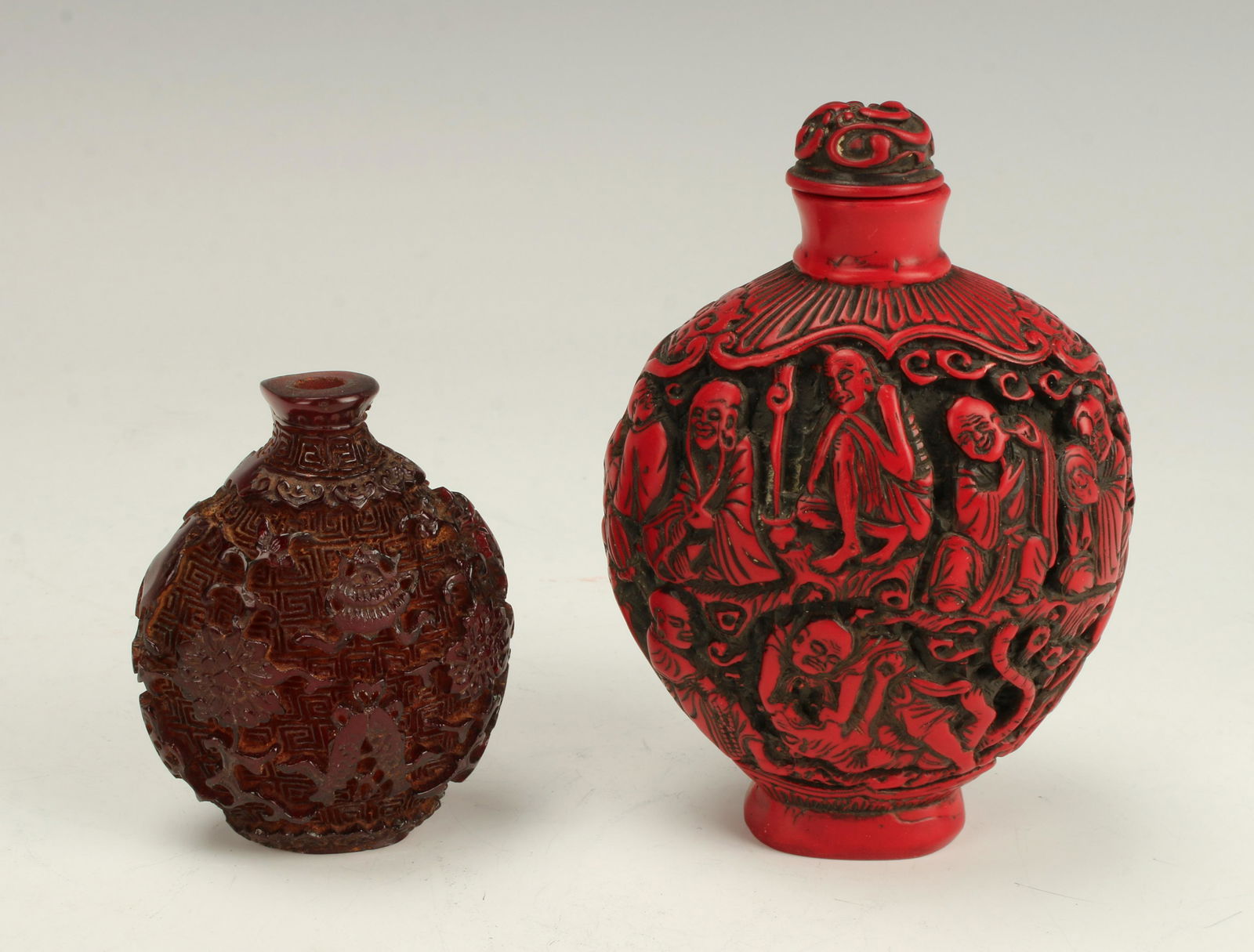 2 CARVED RESIN SNUFF BOTTLES (1 of 5)