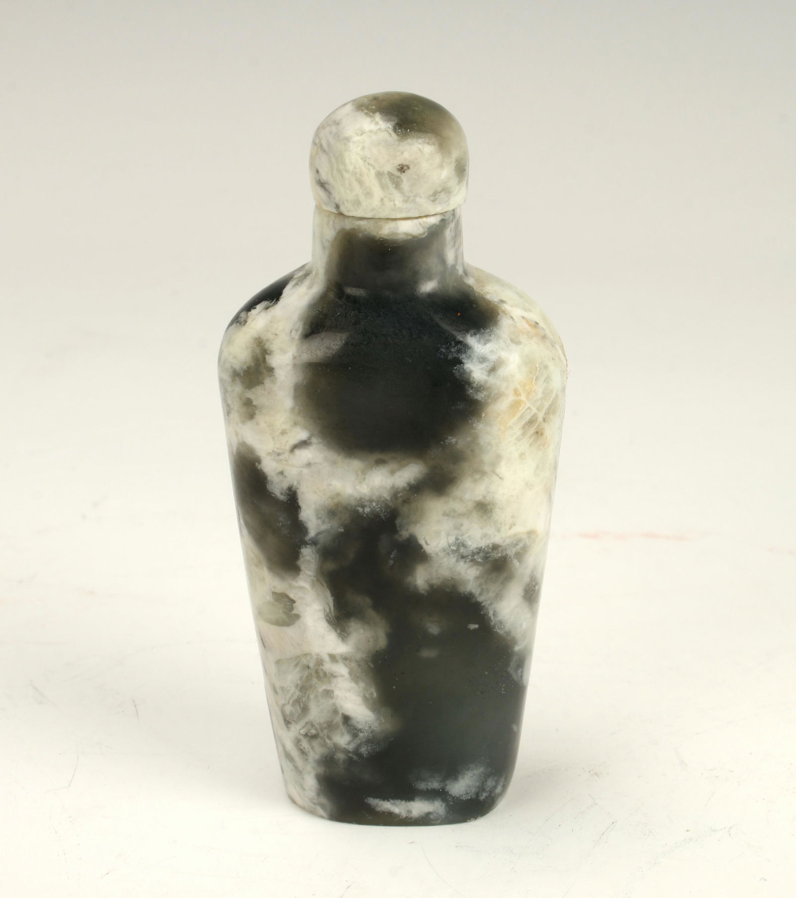 BLACK AND WHITE STONE SNUFF BOTTLE (1 of 4)