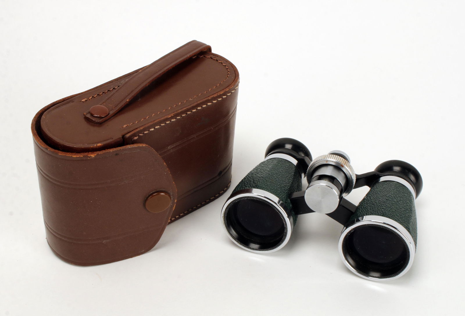 VINTAGE BINOLUX JAPAN 3X OPERA GLASSES IN CASE: Small pair of Binolux 3x opera glasses/binoculars made in Japan. In leather case. 4 1/2" $20 - $40 Please contact us for high resolution images of this lot. Shipping: