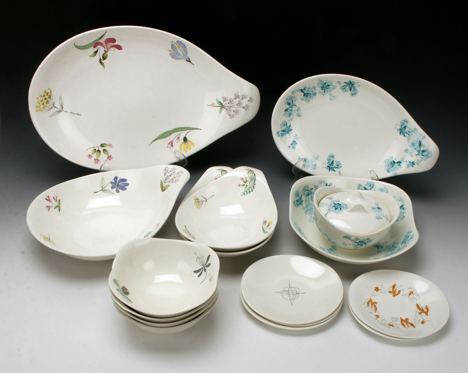 15 PIECES EVA ZEISEL HALLCRAFT MCM: Bouquet pattern serving dishes including 1 large platter, 1 serving bowl and 2 smaller serving bowls 1 Frost Flowers platter and 1 serving bowl 2 Arizona pattern dessert plates 3 Fantasy pattern desse