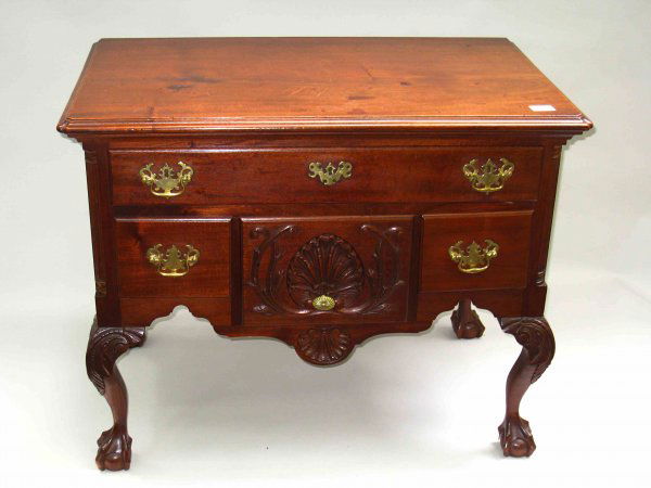 Chippendale Style Lowboy: A handsome late 19th or early 20th C. American lowboy in the Chippendale style, with a mahogany casement featuring a shell carved central bottom drawer and carved cabroile legs with acanthus leaf knee