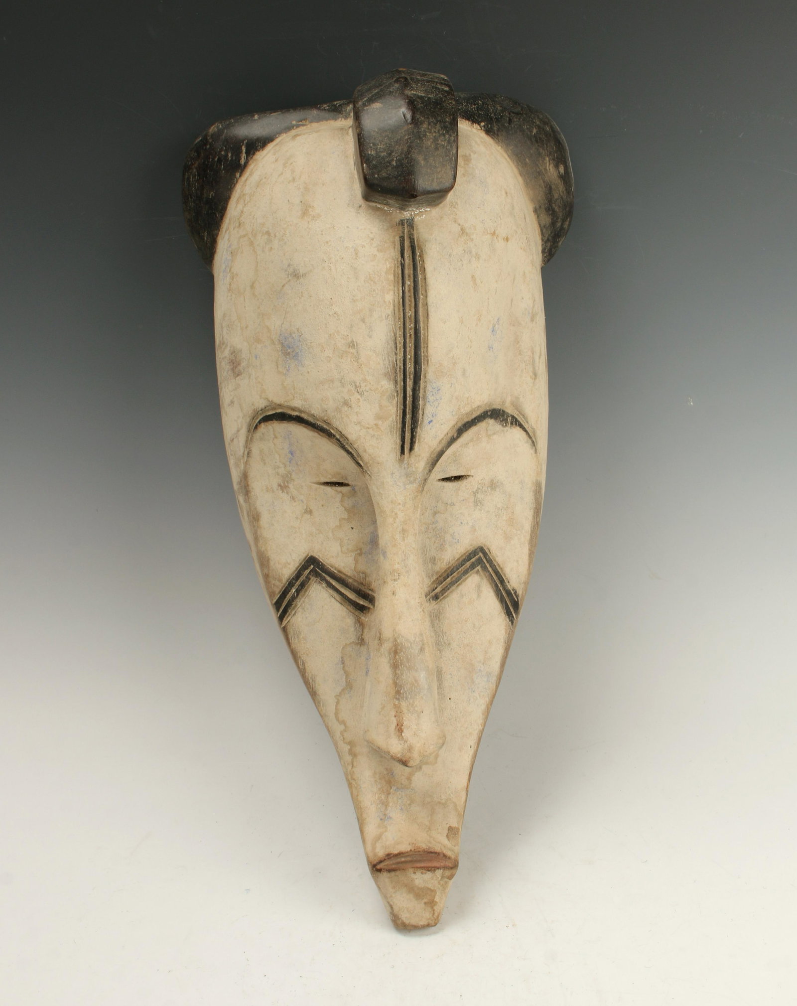 FANG MASK NGIL GABON: fang Mask ngil GabonWhite face with black hair. Triangles at the cheeks, arched brows, vertical s