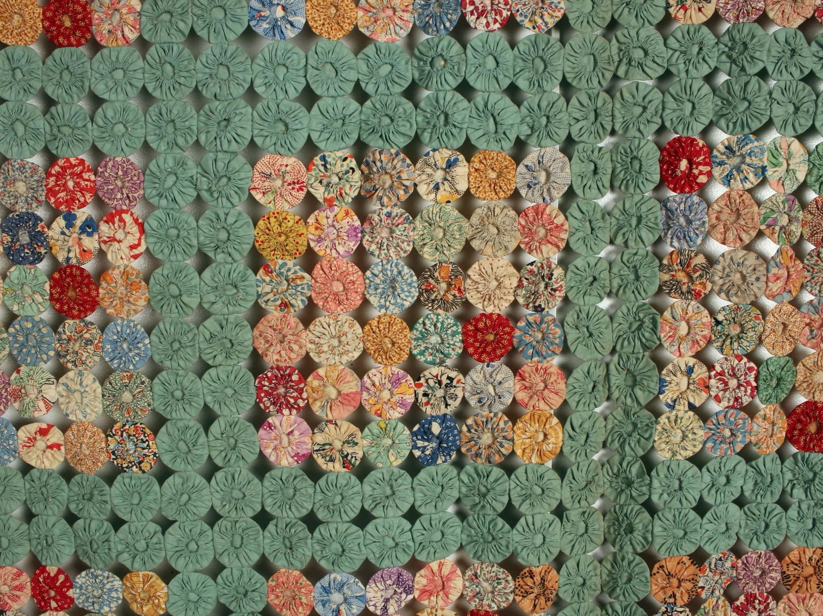 VINTAGE HAND STITCHED YOYO QUILT (1 of 6)