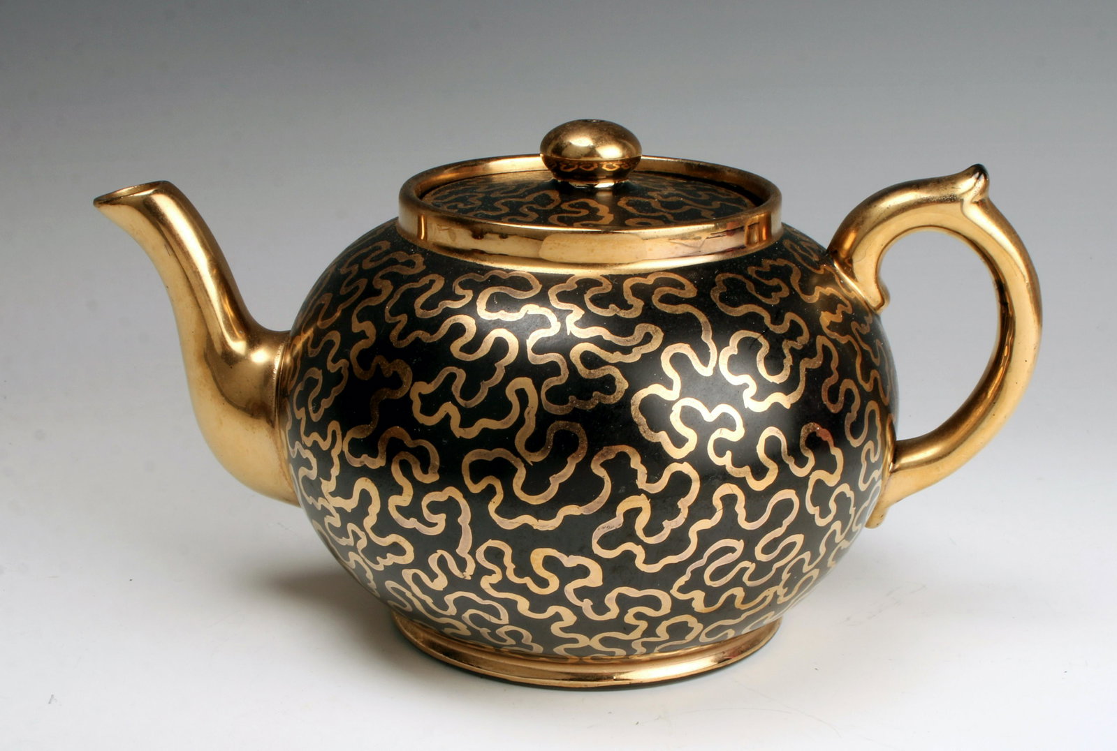 VINTAGE GIBSONS BLACK AND GOLD TEAPOT: Vintage Gibsons Black and Gold TeapotBright gold squiggl
