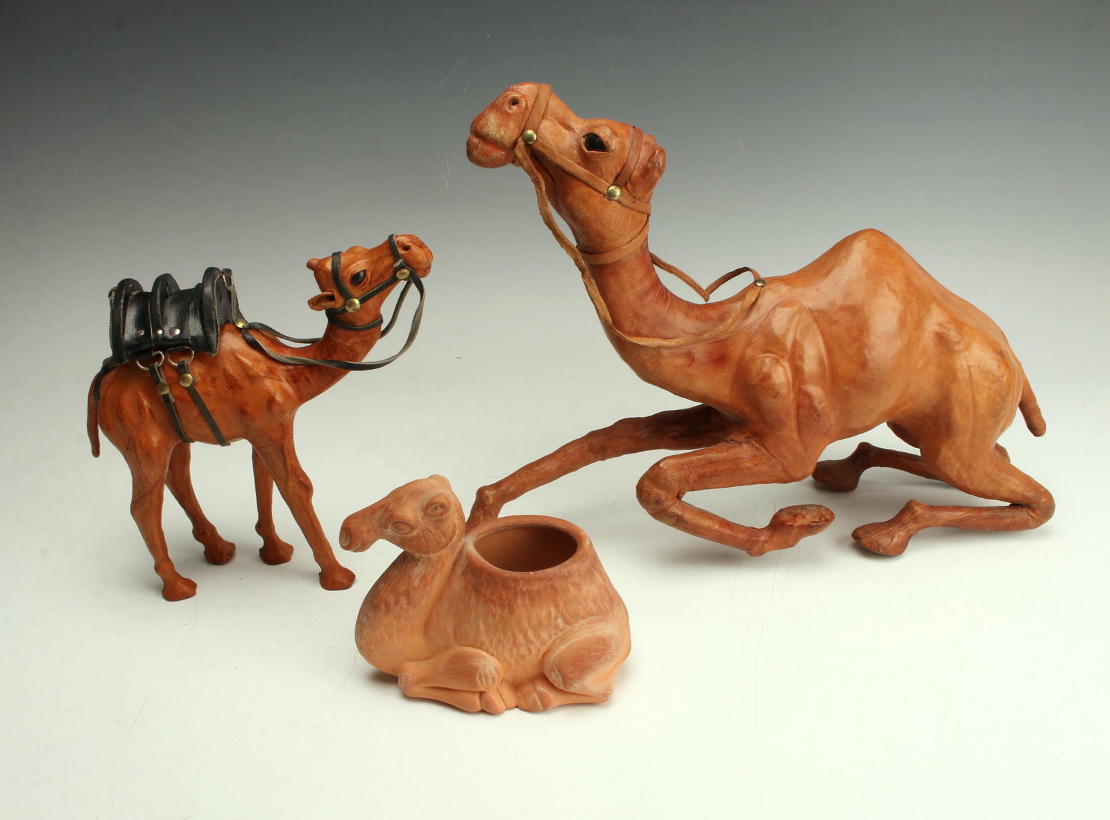 2 LEATHER JORDANIAN CAMELS & 1 MEXICAN LLAMA POT (1 of 5)