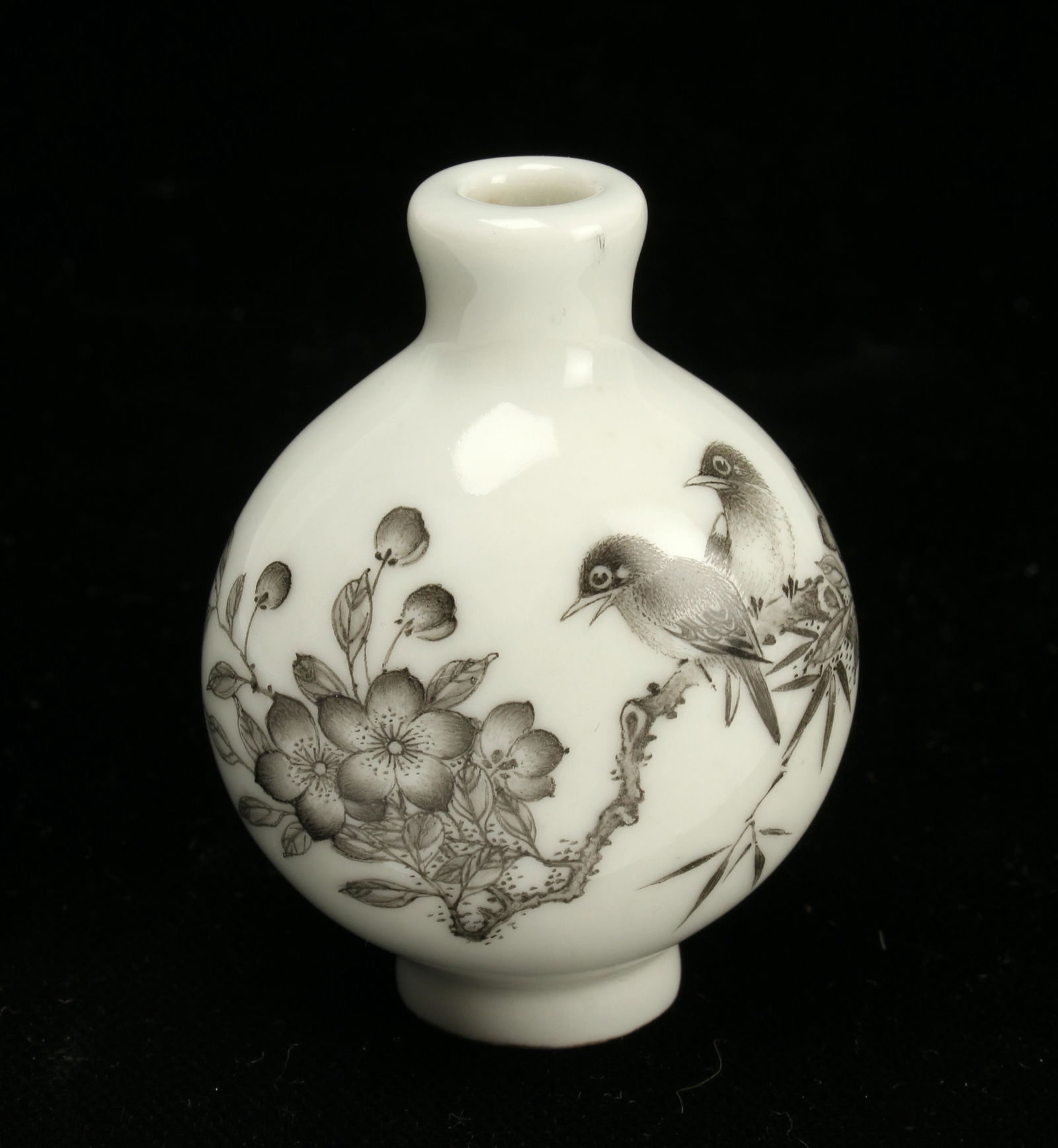 SMALL PORCELAIN BIRD SNUFF BOTTLE (1 of 5)