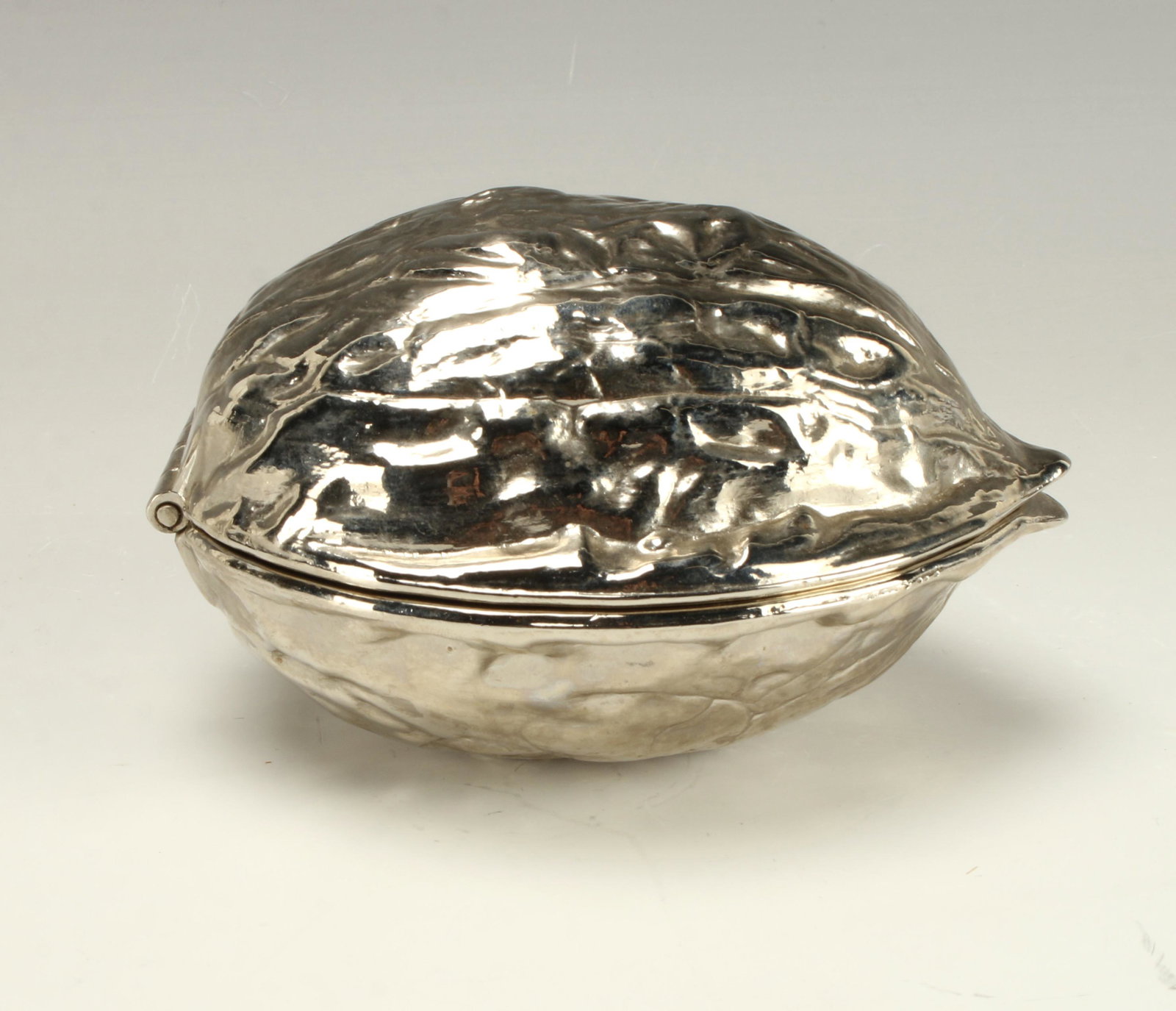 METAL WALNUT-SHAPED NUTCRACKER: METAL WALNUT-SHAPED NUTCRACKER Heavy metal walnut shape opens with teeth inside, close