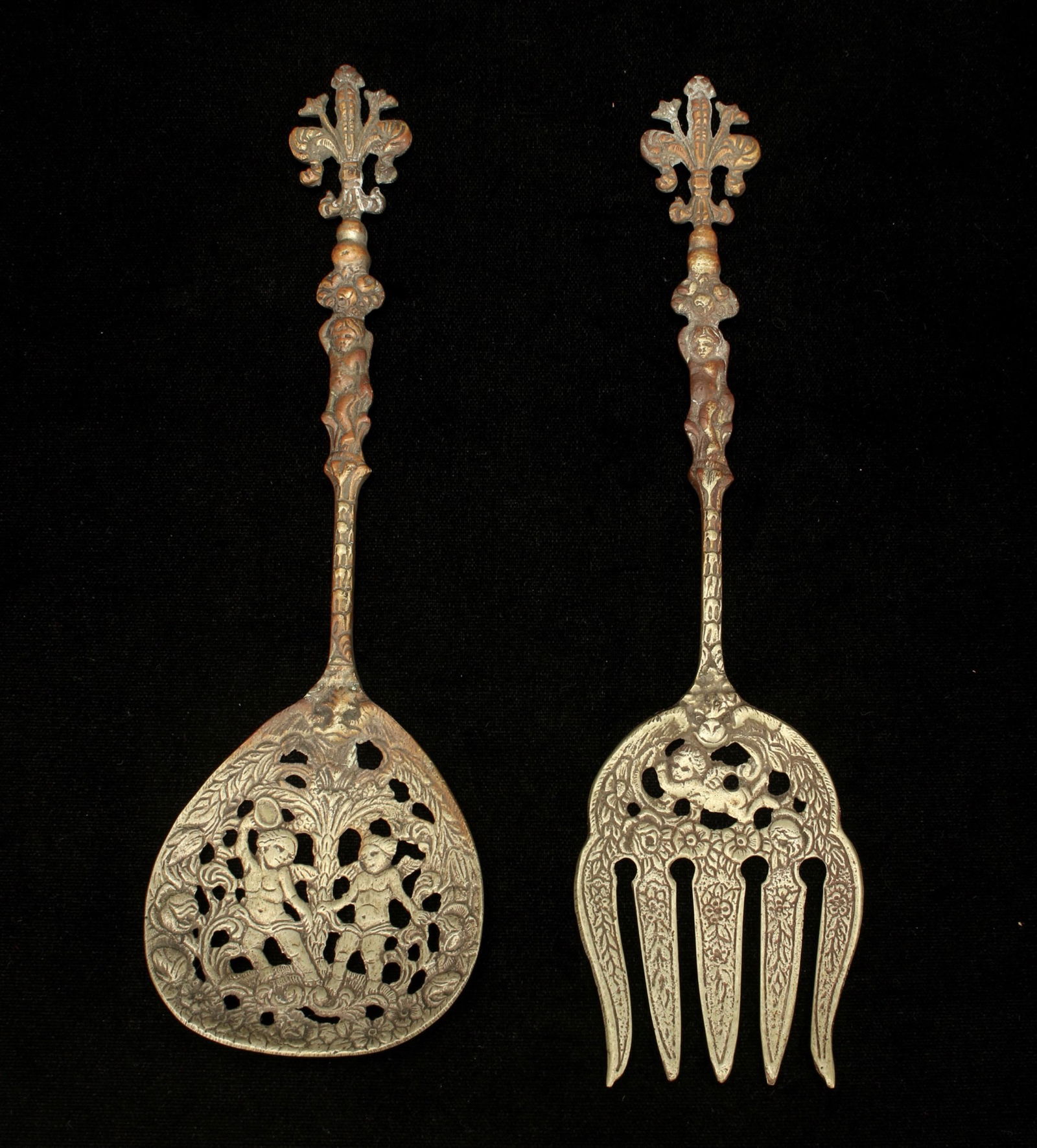 2 DECORATIVE SERVING UTENSILS (1 of 5)