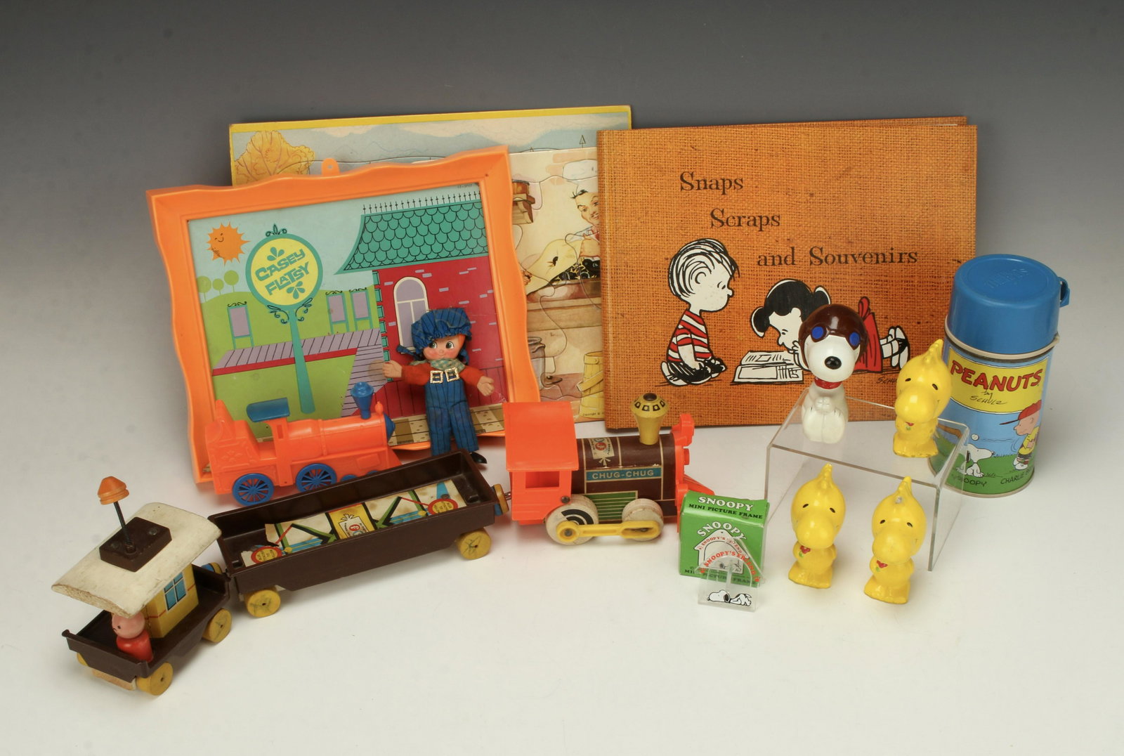 FISHER PRICE PEANUTS AND VINTAGE TOY LOT (1 of 4)