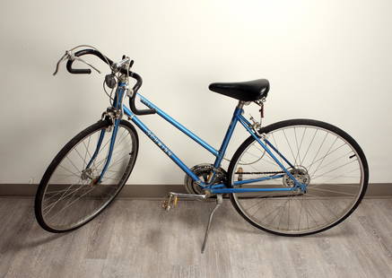 SCHWINN TRAVELER 10 SPEED WOMEN'S ROAD BICYCLE: SCHWINN TRAVELER 10 SPEED WOMEN'S ROAD BICYCLEVintage bicycle. Needs new tires. Chain and gears need tuning or replaced. $40 - $80 Shipping: