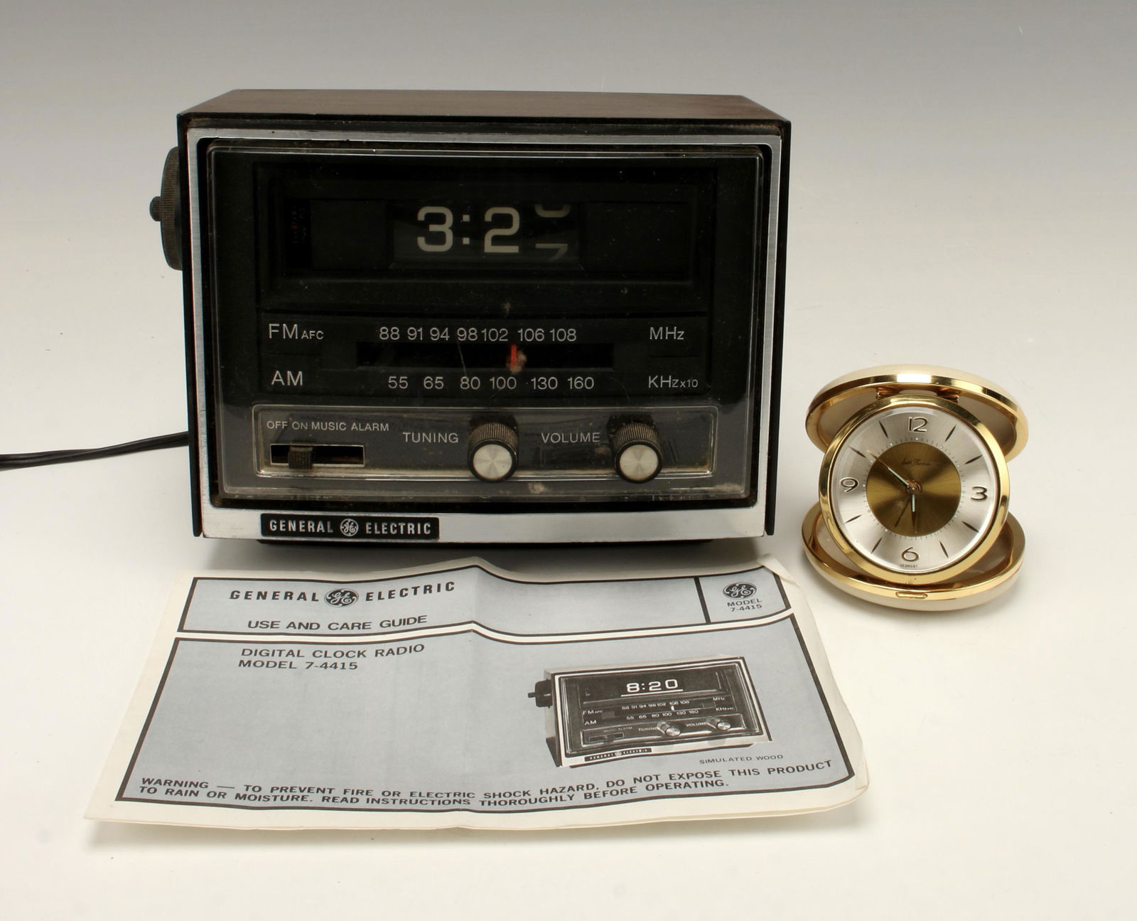 2 VINTAGE CLOCKS GE DIGITAL SETH THOMAS TRAVEL: 2 VINTAGE CLOCKS GE DIGITAL SETH THOMAS TRAVELGeneral Electric digital clock radio model 7-4415. Seth Thomas round travel clock marked Germany on back. 8 1/2"