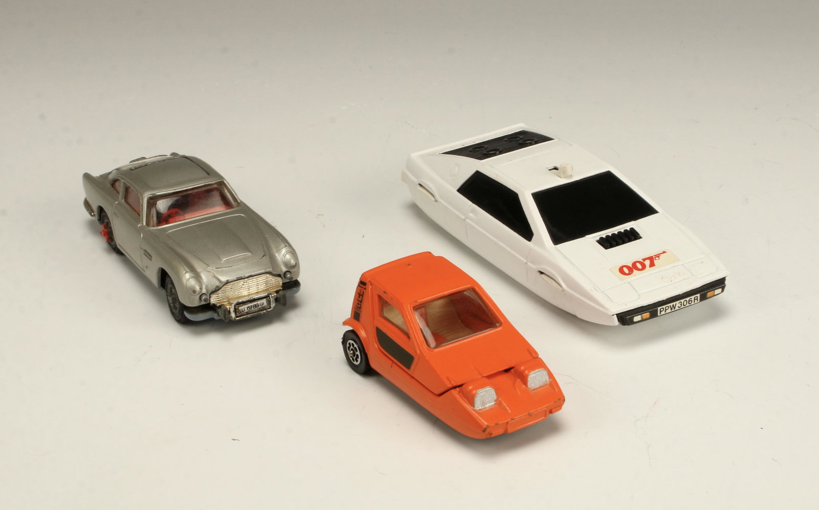 VINTAGE CORGI TOYS JAMES BOND 007 CARS (1 of 7)
