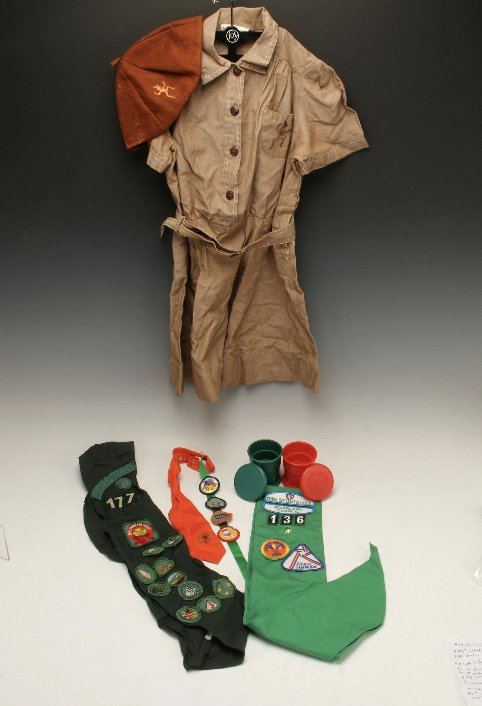 VINTAGE GIRLS SCOUT BROWNIE UNIFORM LOT (1 of 5)