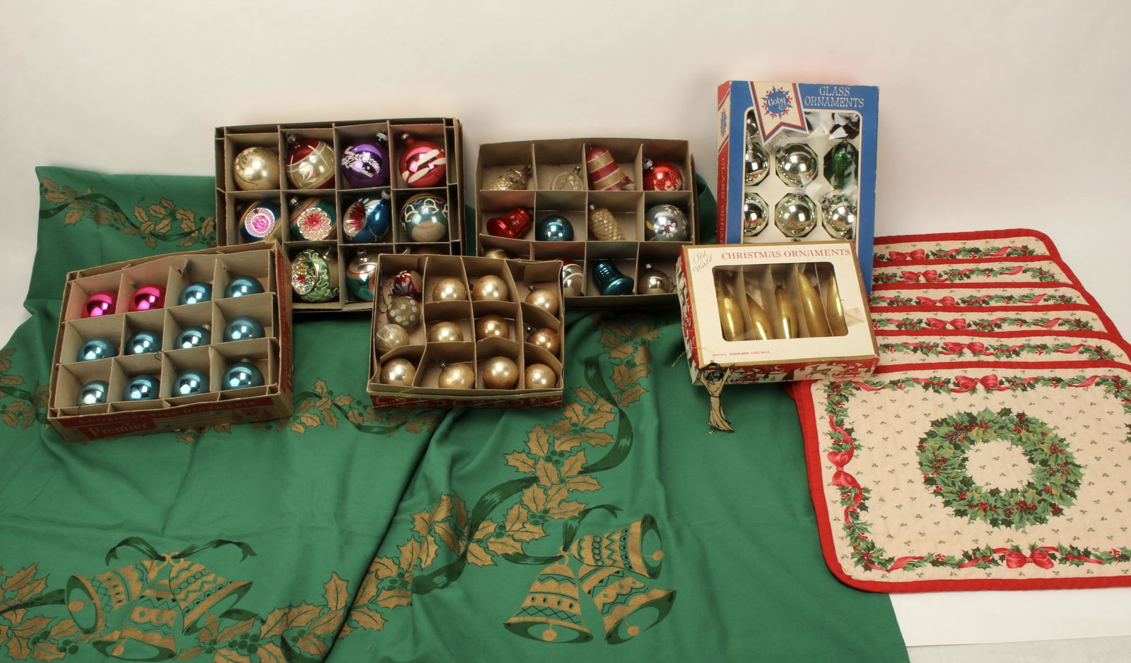 VINTAGE CHRISTMAS ORNAMENTS AND DECOR (1 of 6)