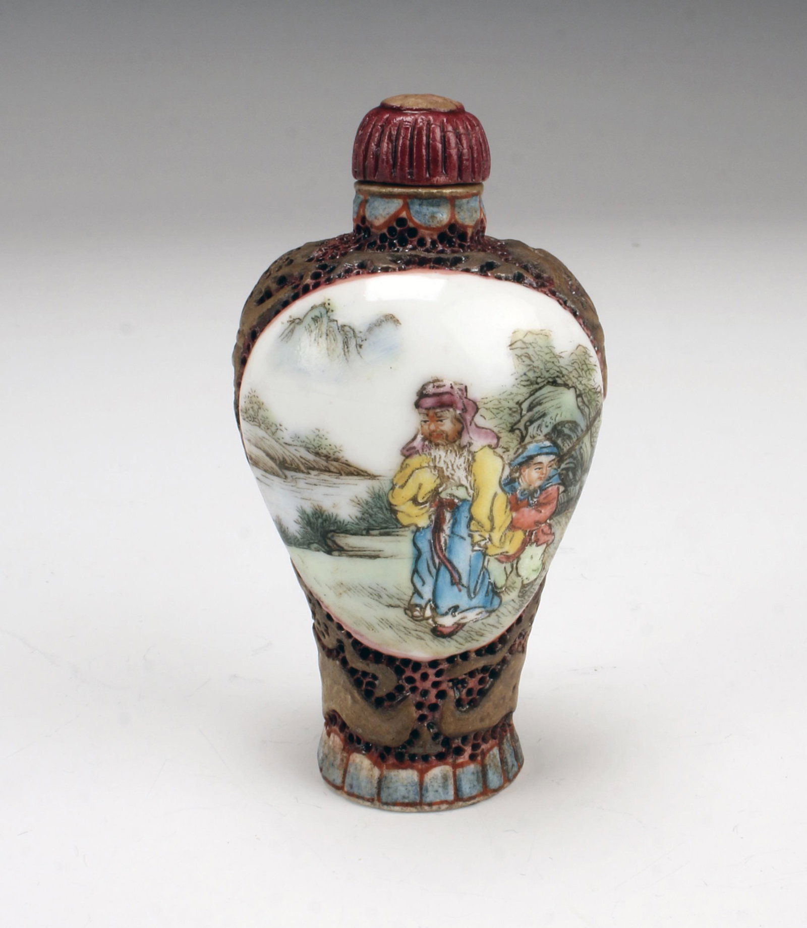 SMALL PORCELAIN SNUFF BOTTLE (1 of 5)