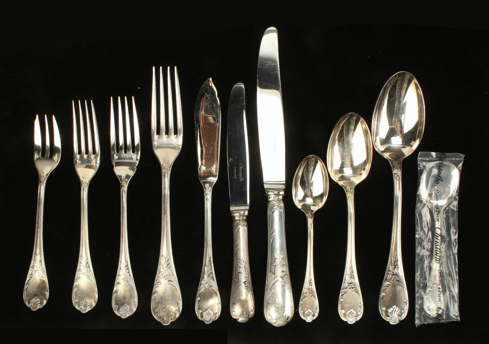 144 PIECES CHRISTOFLE MARLY SILVERPLATE FLATWARE: 144 PIECES CHRISTOFLE MARLY SILVERPLATE FLATWARE 144 pieces! Service for 12 of dinner Knives, luncheon knives, butter knives, dinner forks, luncheon forks, fish forks, salad forks, Large