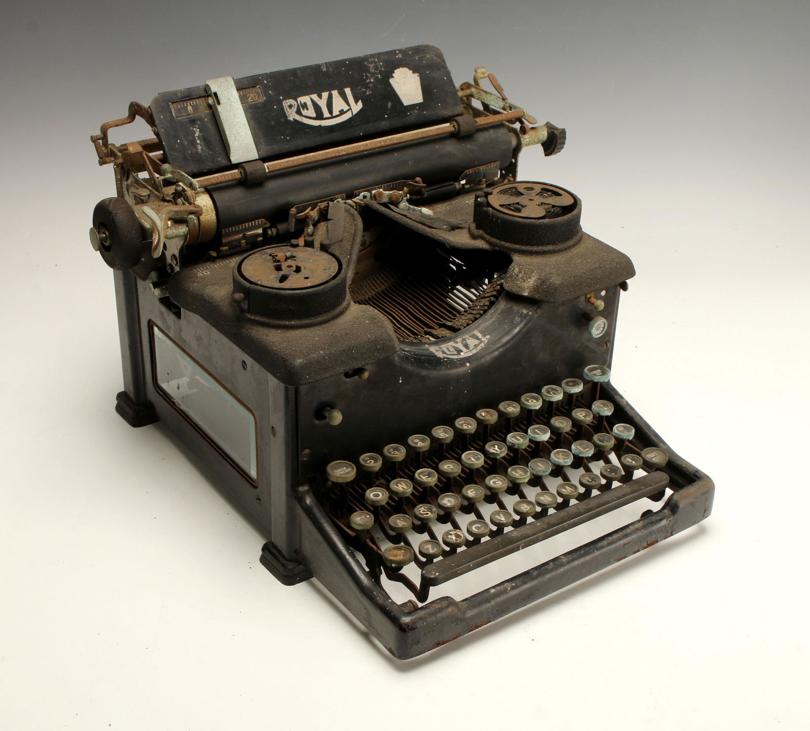 VINTAGE ROYAL TYPEWRITER (1 of 5)