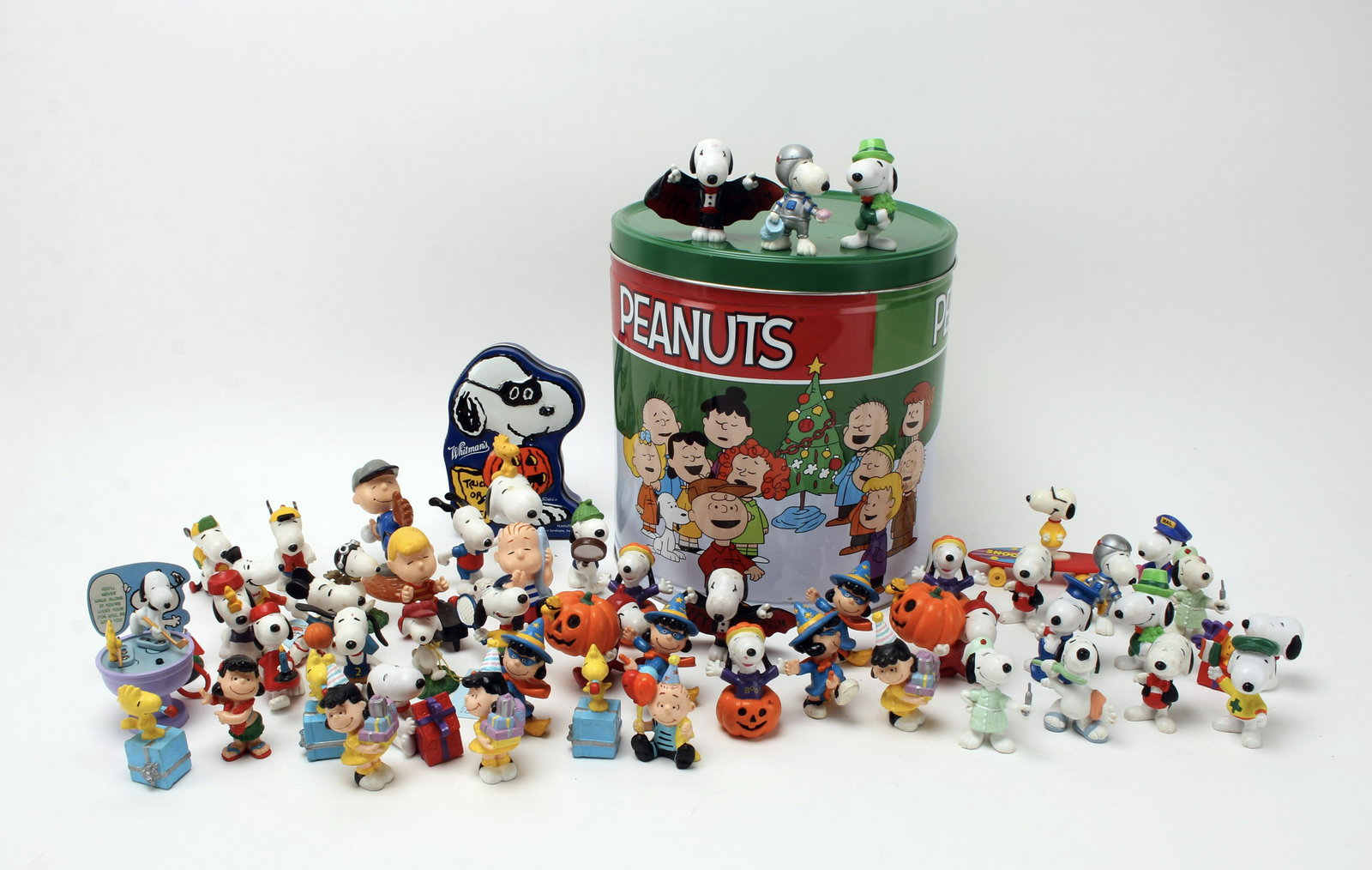 VINTAGE PEANUTS FIGURES IN COLLECTORS TIN (1 of 6)