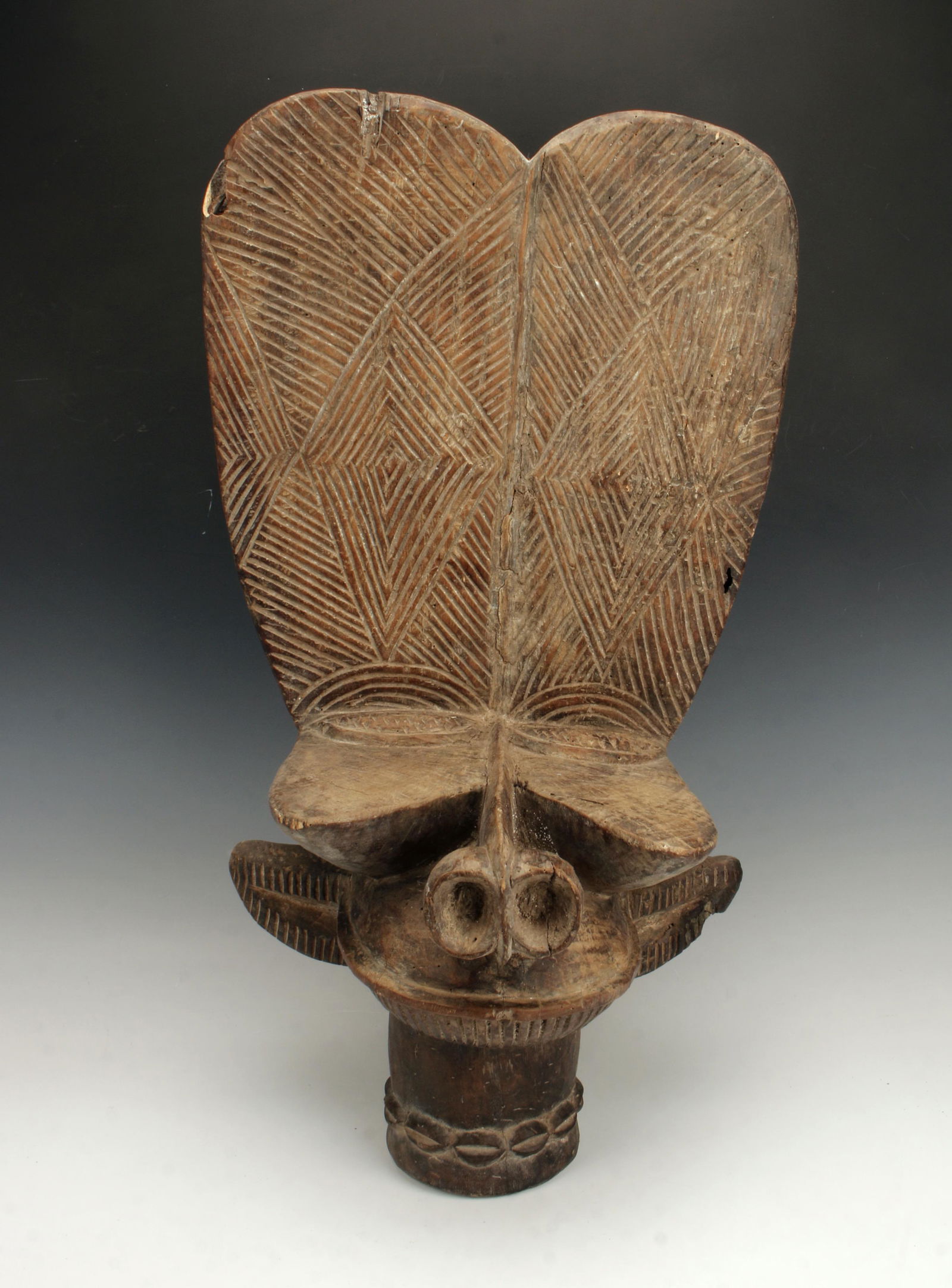 TRONE THRONE BASHAM BAMILEKE STOOL (1 of 7)