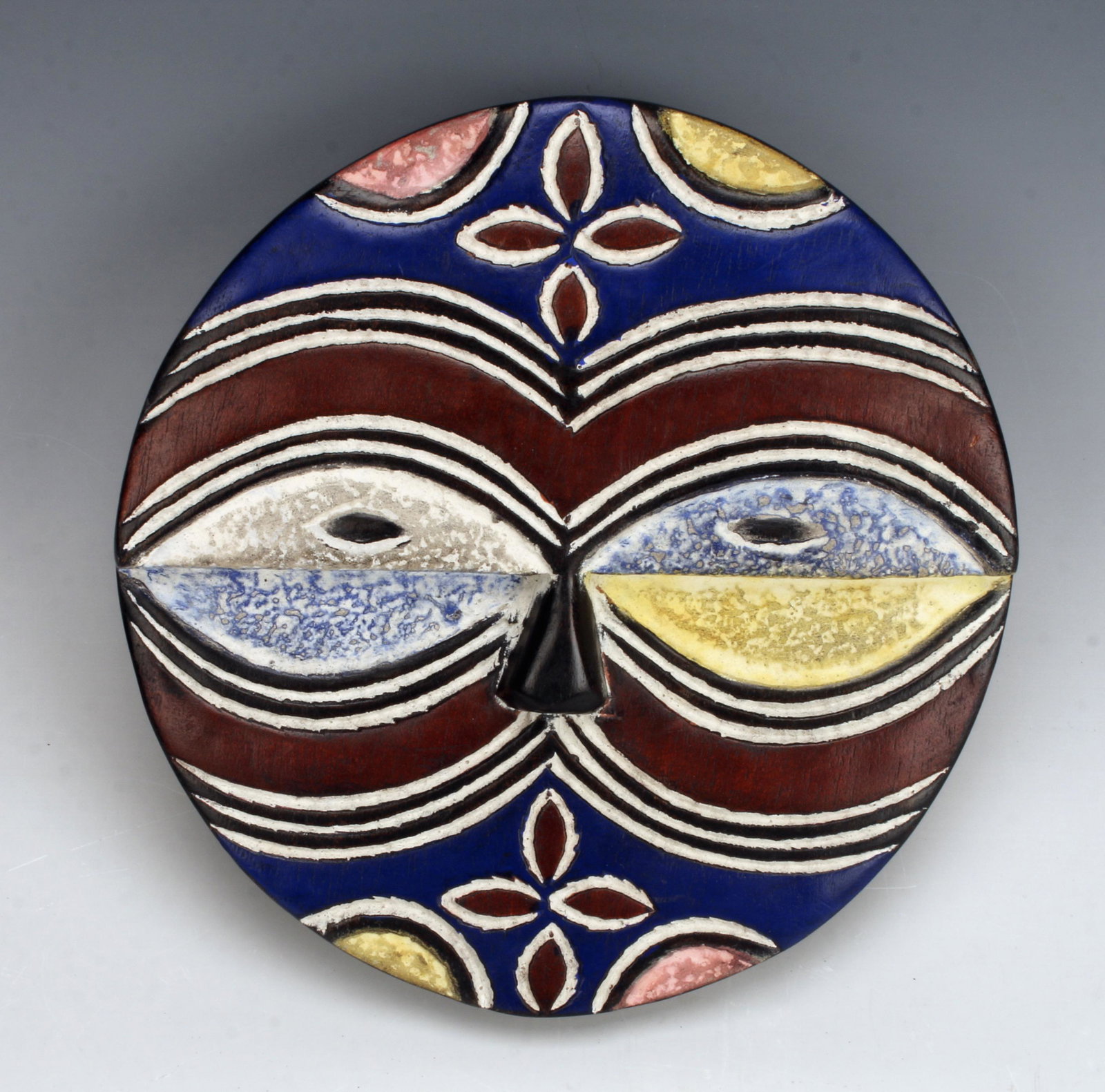 ROUND BATEKE MASK FORM CONGO (1 of 3)