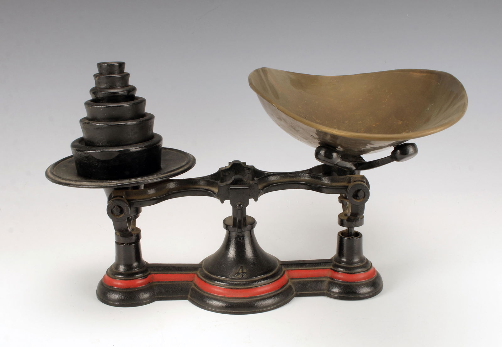 ANTIQUE PHILADELPHIA BALANCE SCALE WITH WEIGHTS (1 of 4)