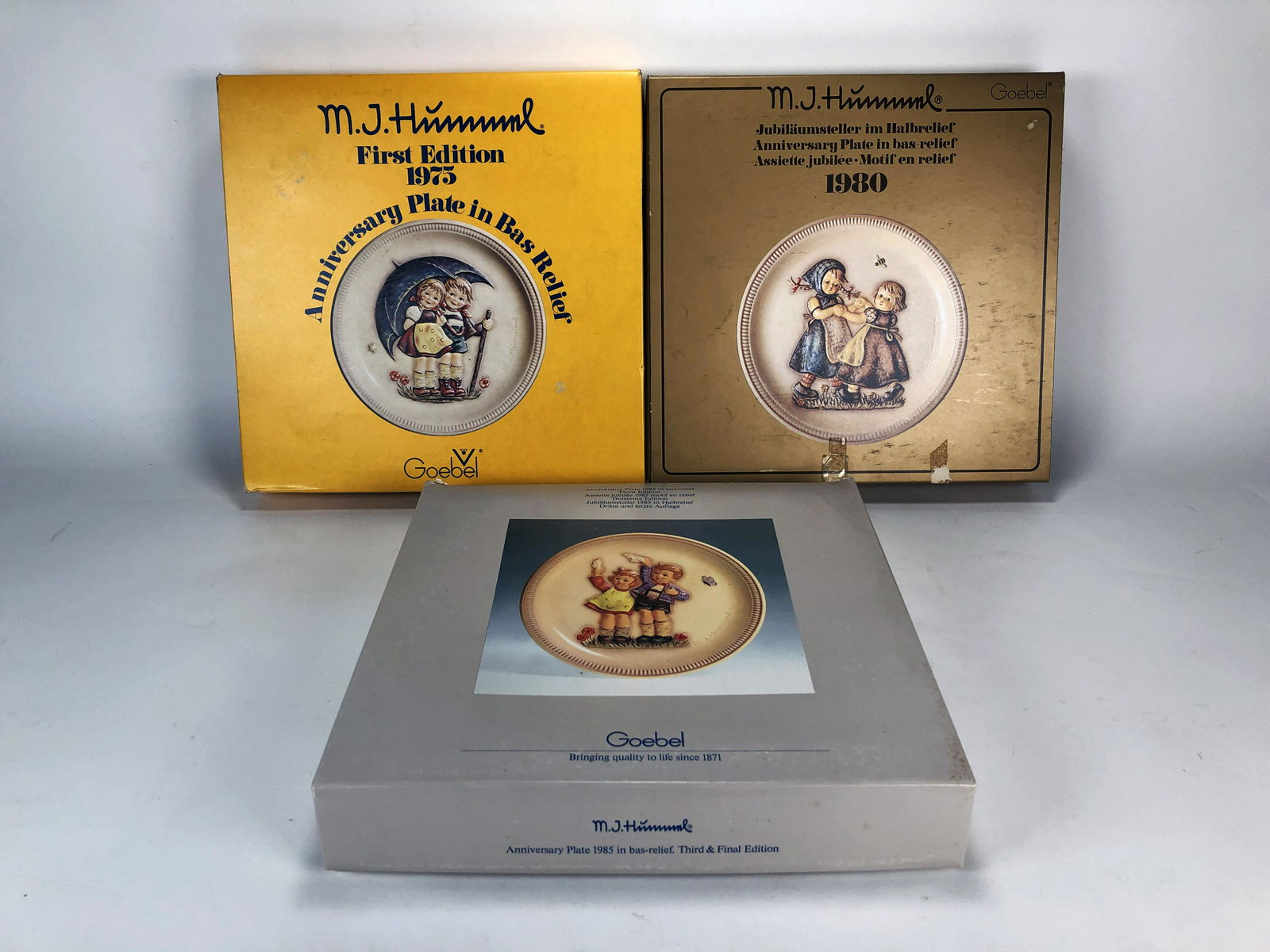 THREE HUMMEL BAS RELIEF COLLECTOR PLATES IN BOX (1 of 7)