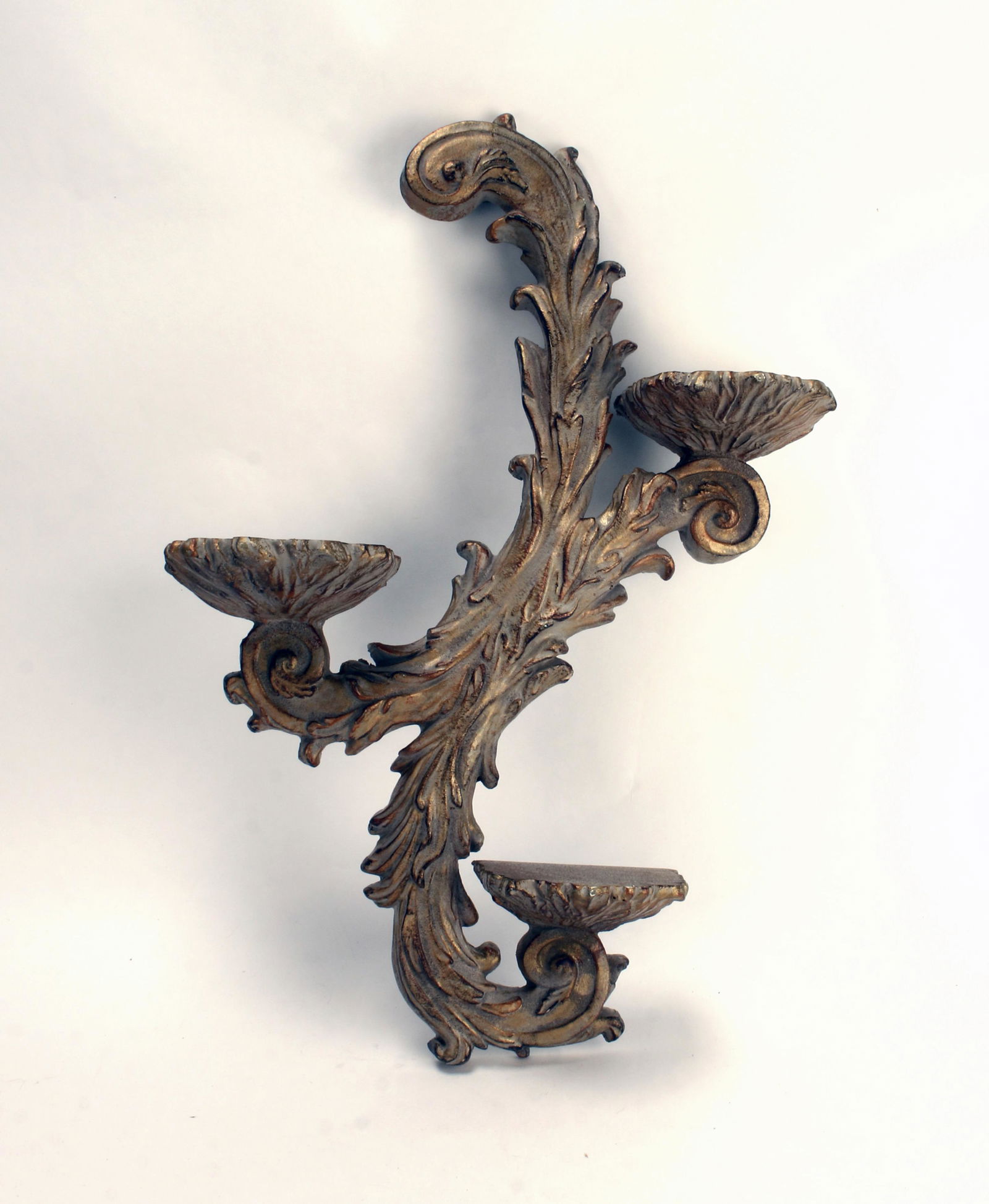 HOLLYWOOD REGENCY DECORATIVE WALL SHELF (1 of 2)