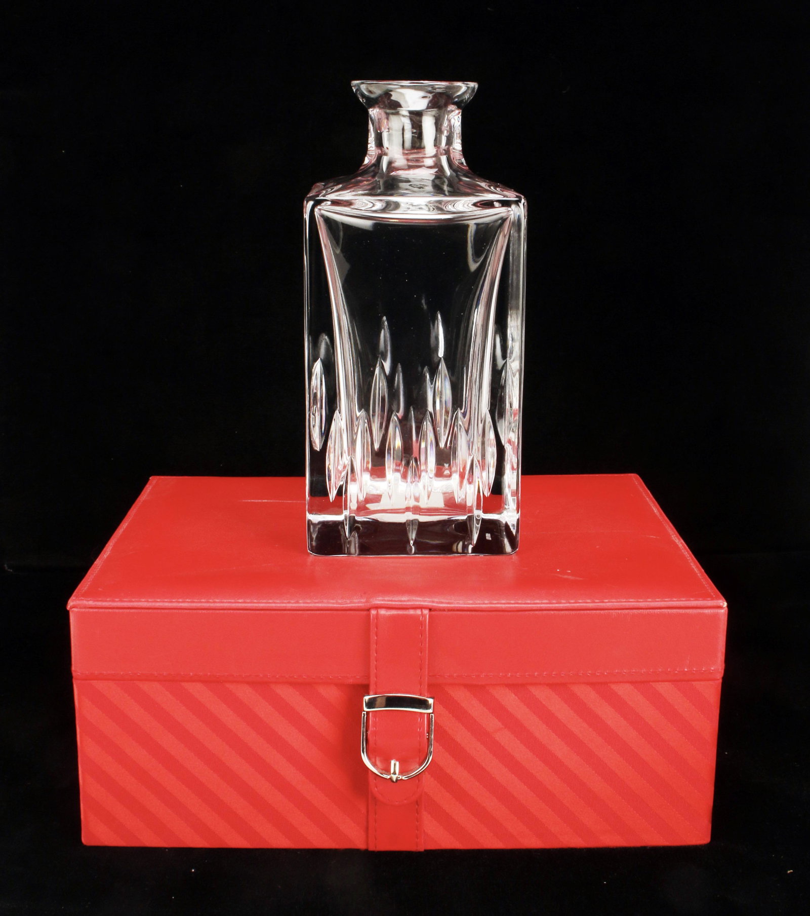 WEDGWOOD VERA WANG CRYSTAL DECANTER: WEDGWOOD VERA WANG CRYSTAL DECANTER Heavy Duchesse Spirit crystal decanter with cut elongated teardrop decoration on lower half of body. Marked Vera Wang Wedgwood on bottom. In Nordstrom