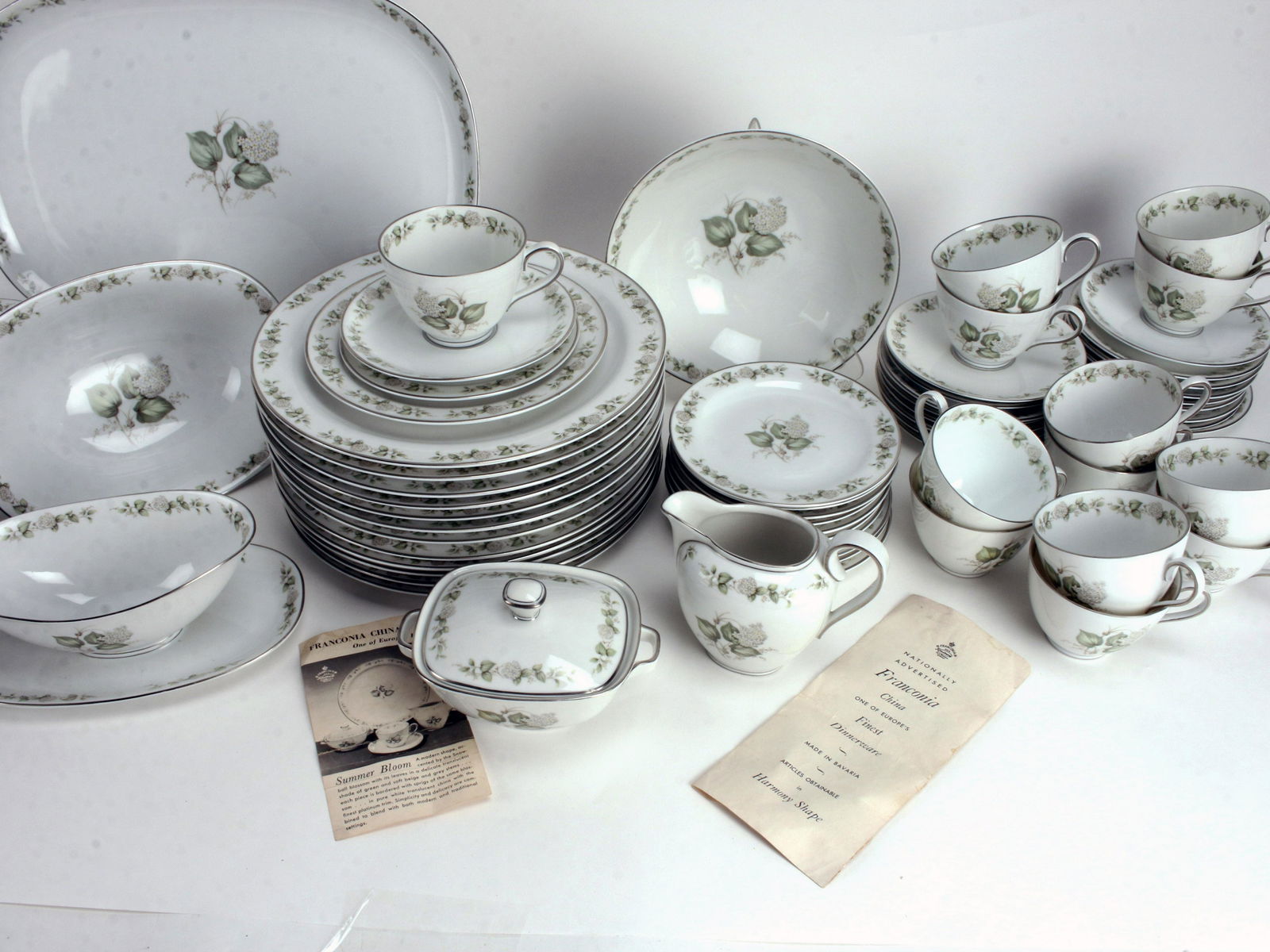 FRANCONIA SUMMER BLOOM CHINA SERVICE MCM: FRANCONIA SUMMER BLOOM CHINA SERVICE MCM Mid Century Franconia-Krautheim "Summer Bloom" porcelain dinner service, Selb Bavaria, Germany. 12 Dinner plates, 12 salad plates,