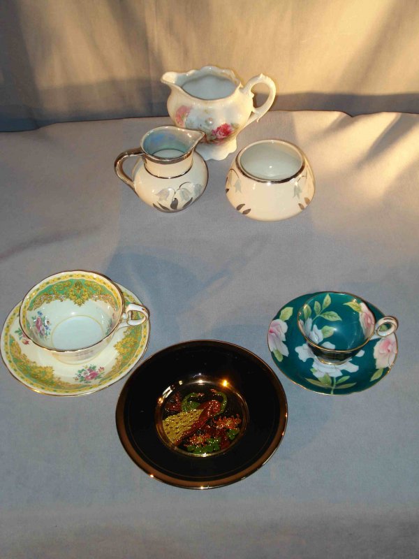 Assorted teacups, etc: Some assorted porcelains, including two tea cups and saucers, two cream pitchers etc.