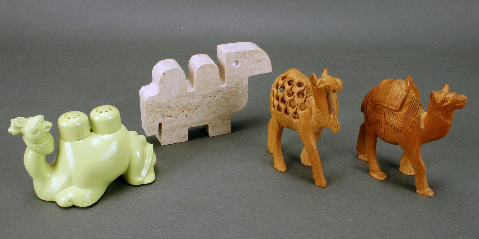 4 SMALL CAMELS FIGURINES SALT & PEPPER (1 of 9)